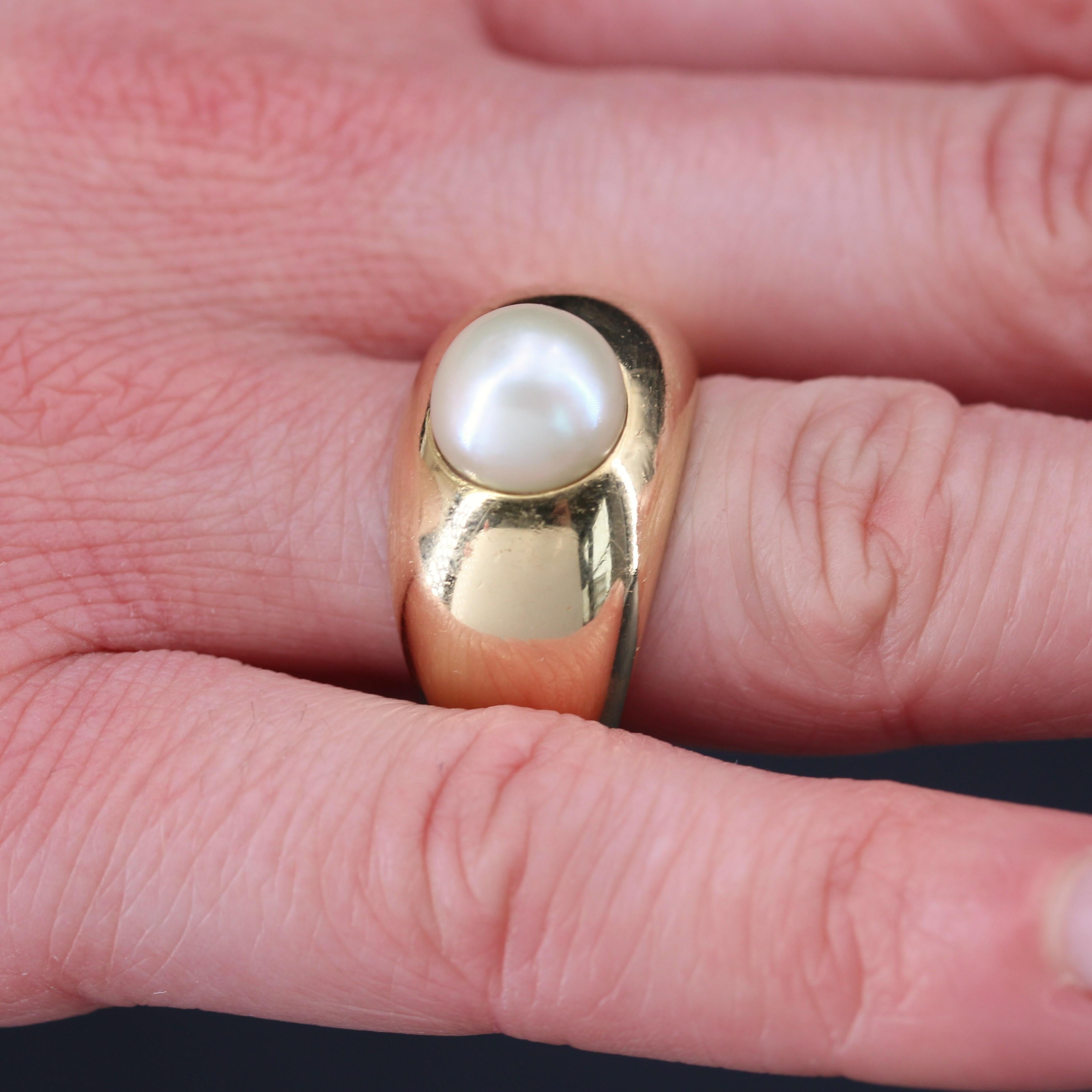 Anello francese anni '80 con bottone e perla in oro giallo 18 carati in vendita 3