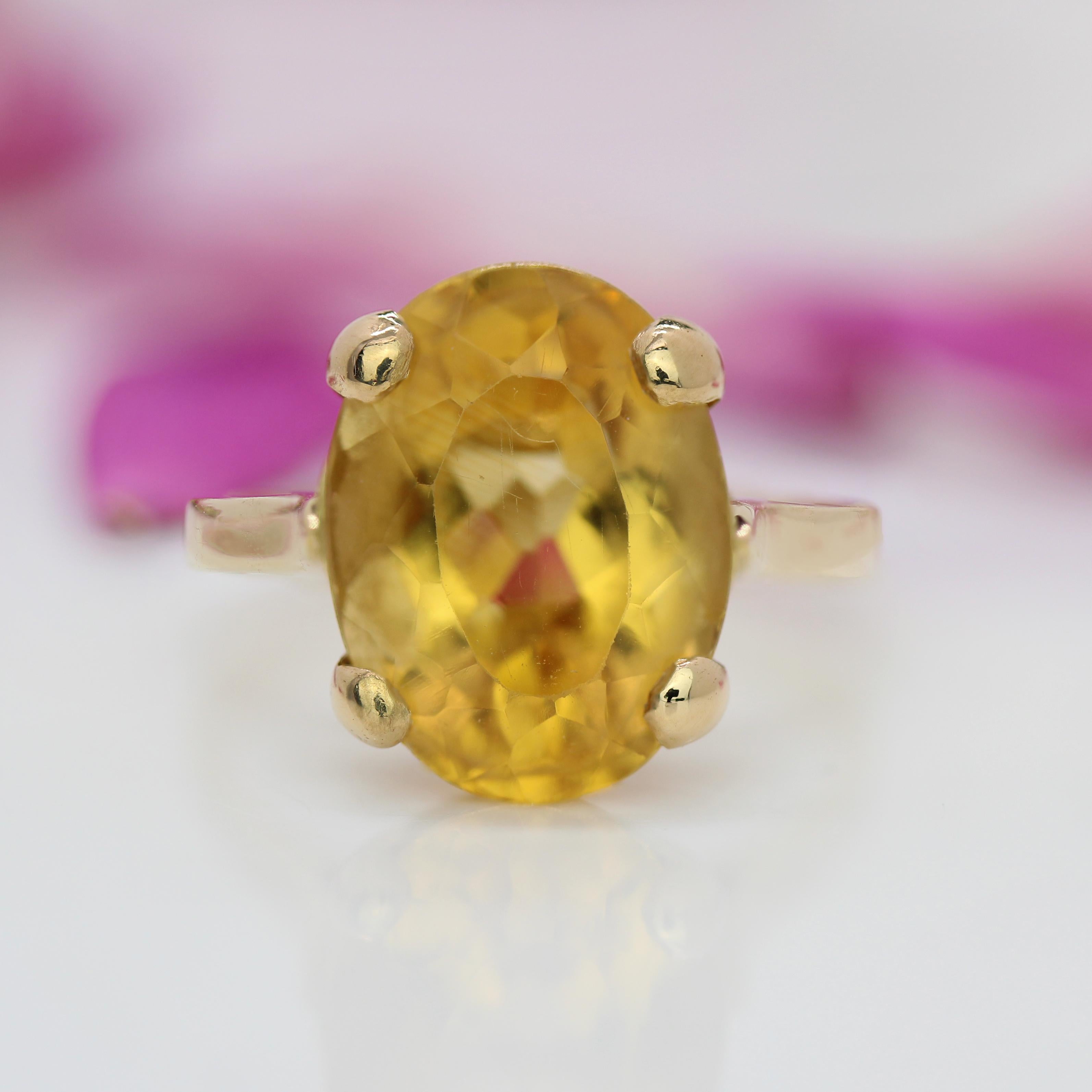 Anillo de cóctel francés de oro amarillo de 18 quilates con citrino de los años 80 Retro en venta