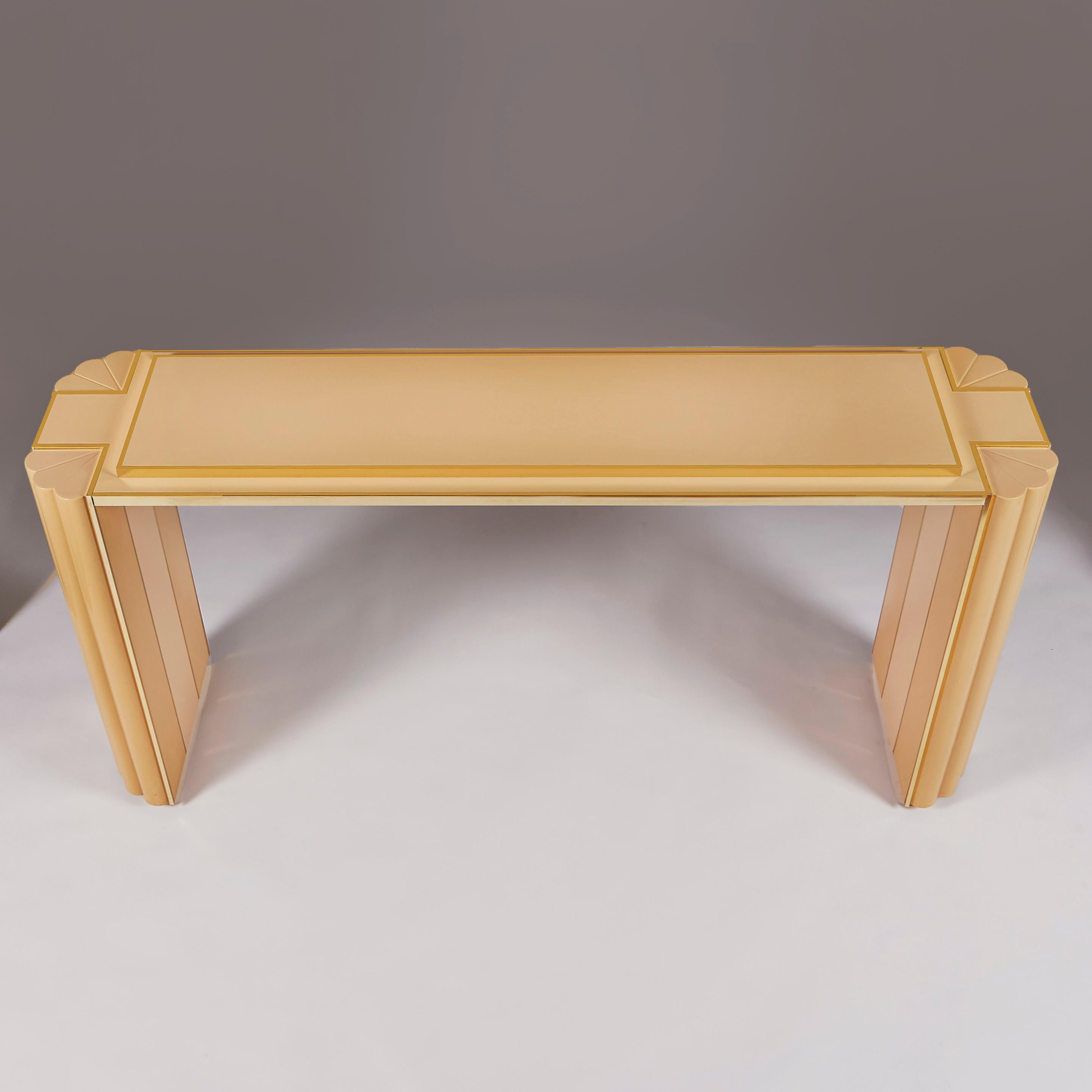 Table console crème et or de la Maison Jansen des années 1980, conçue par Alain Delon en vente 3