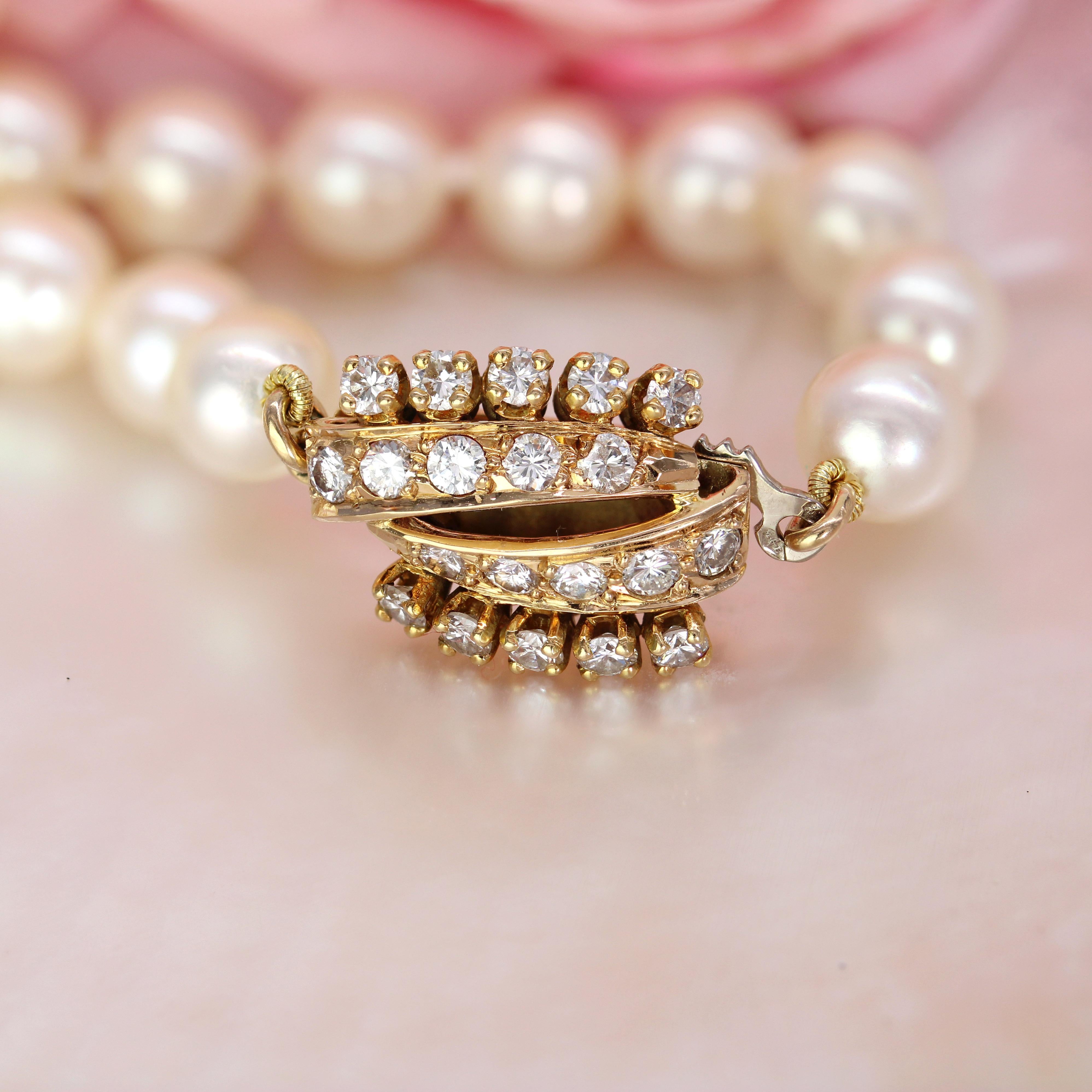 Collana girocollo in oro giallo 18 carati con perle coltivate francesi degli anni '80 e diamanti in vendita 4
