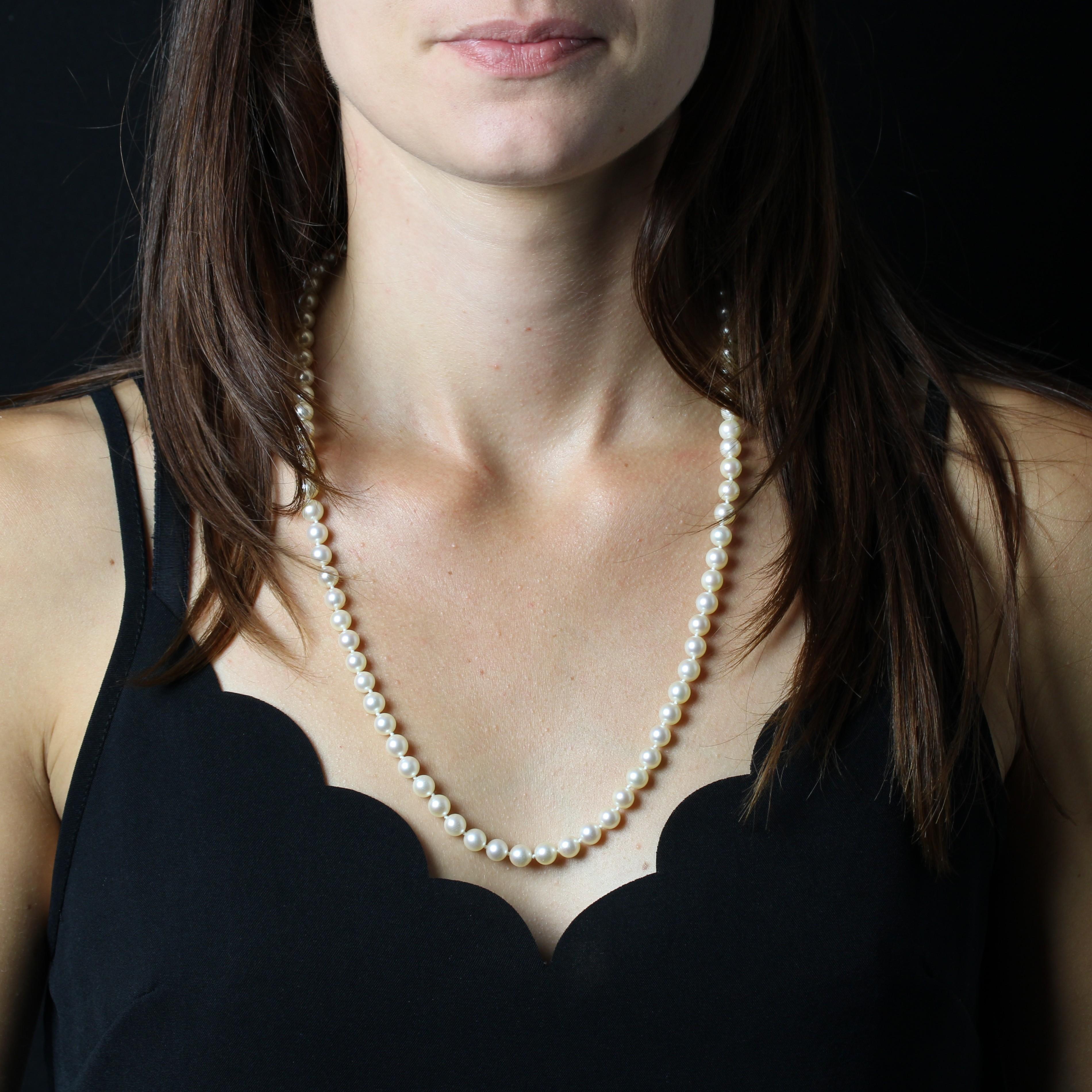 Collana girocollo di perle coltivate orientali sfumate bianche.
Collana composta da un filo di perle coltivate rotonde, di colore bianco perlaceo, con chiusura in oro giallo 18 carati, marchio a testa d'aquila. La chiusura è impreziosita da moderni