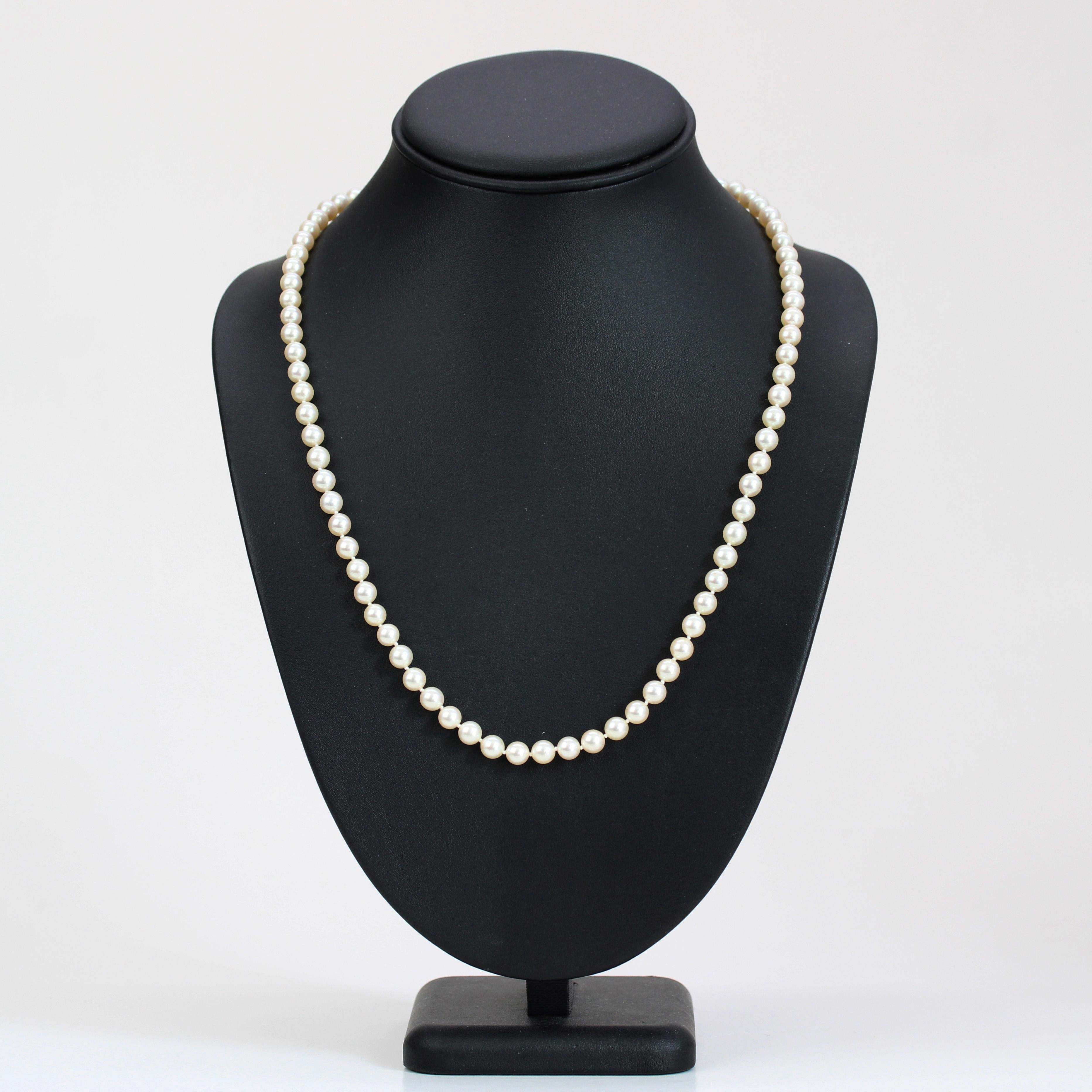 Collana girocollo in oro giallo 18 carati con perle coltivate francesi degli anni '80 e diamanti in vendita 1