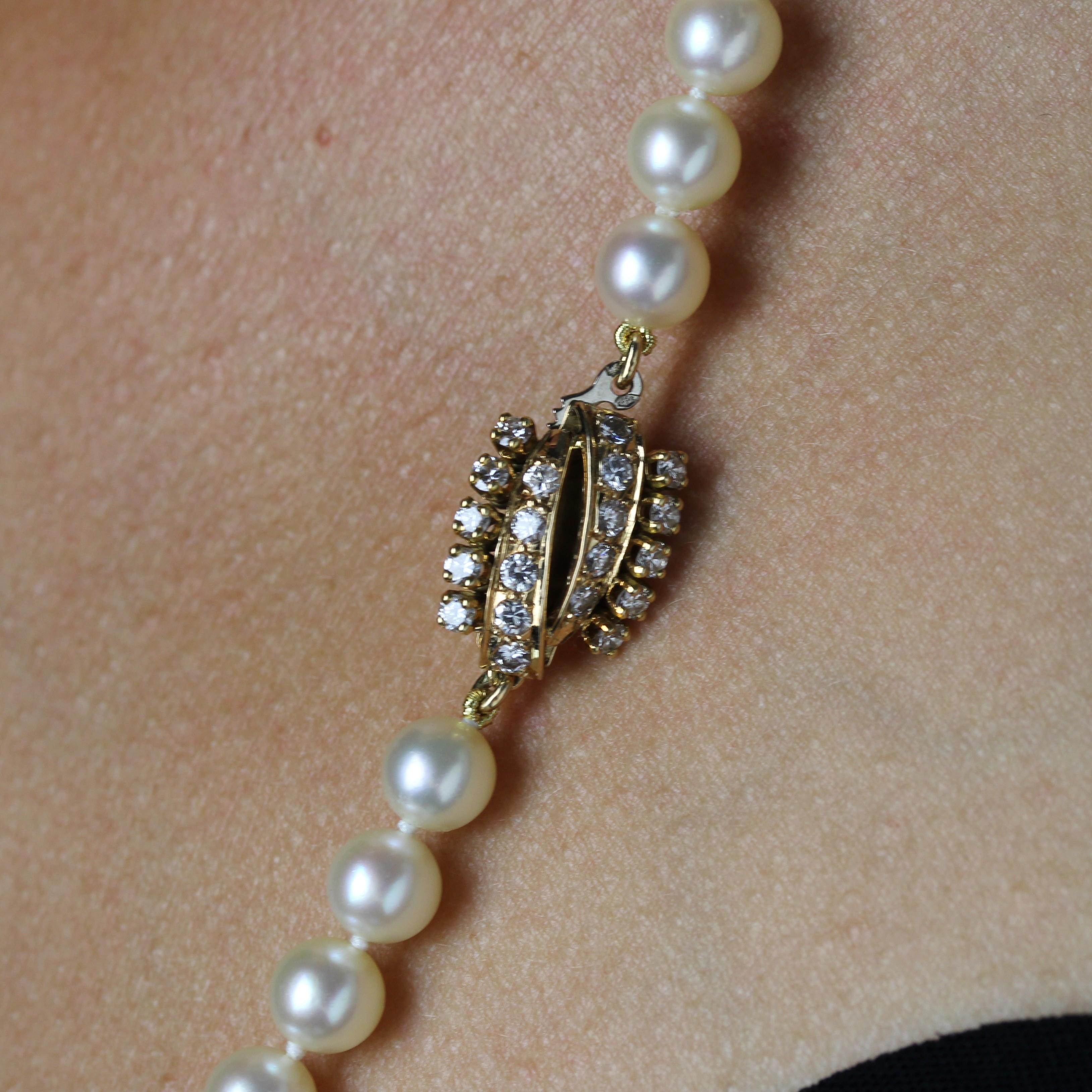Collana girocollo in oro giallo 18 carati con perle coltivate francesi degli anni '80 e diamanti in vendita 3