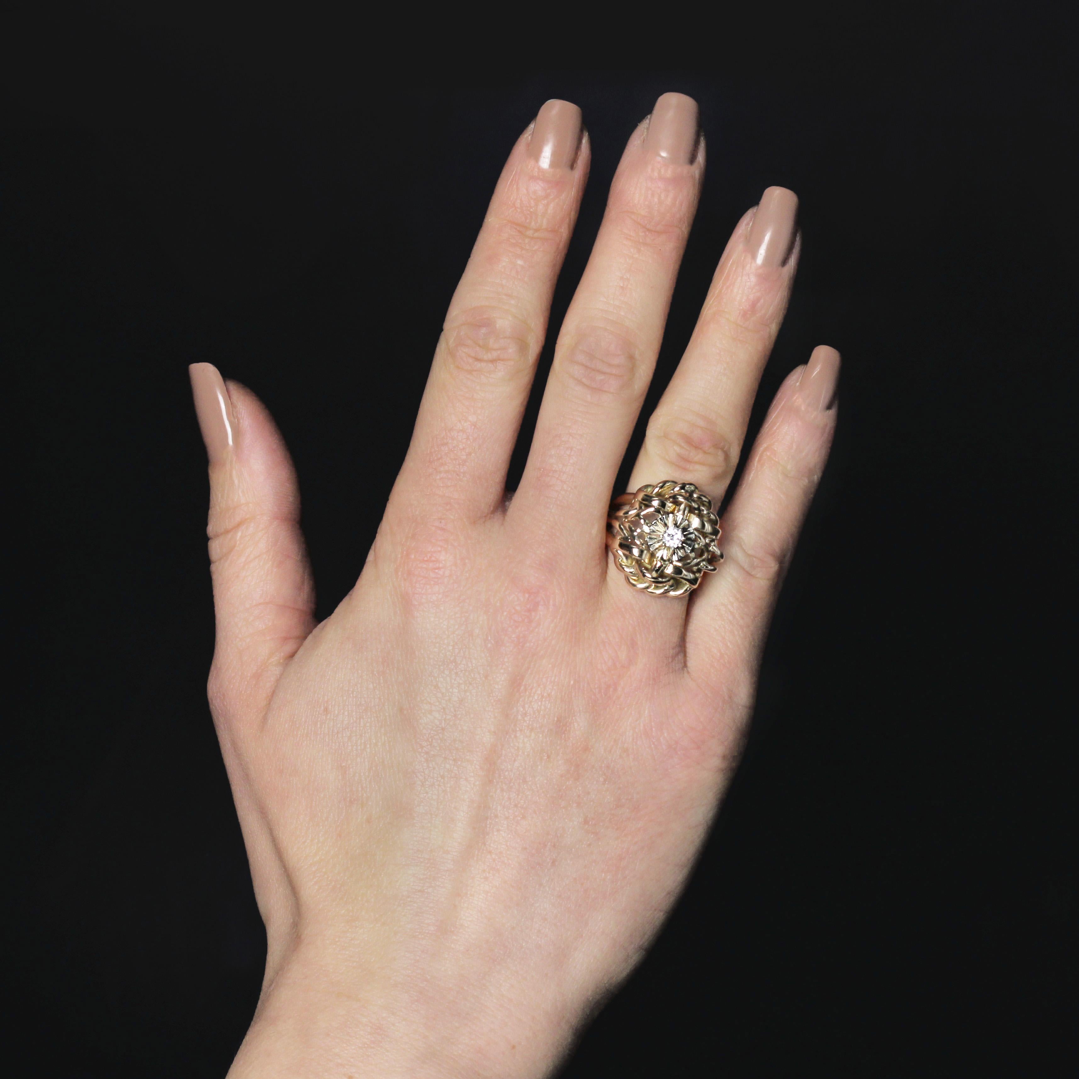 Bague en or jaune 18 carats, poinçon tête d'aigle.
Volumineuse bague en or jaune, sertie d'un entrelacs ajouré de fils d'or plats, courbes et tressés et ornée d'un diamant moderne de taille brillant en serti griffe.
Poids du diamant : 0,19 carat