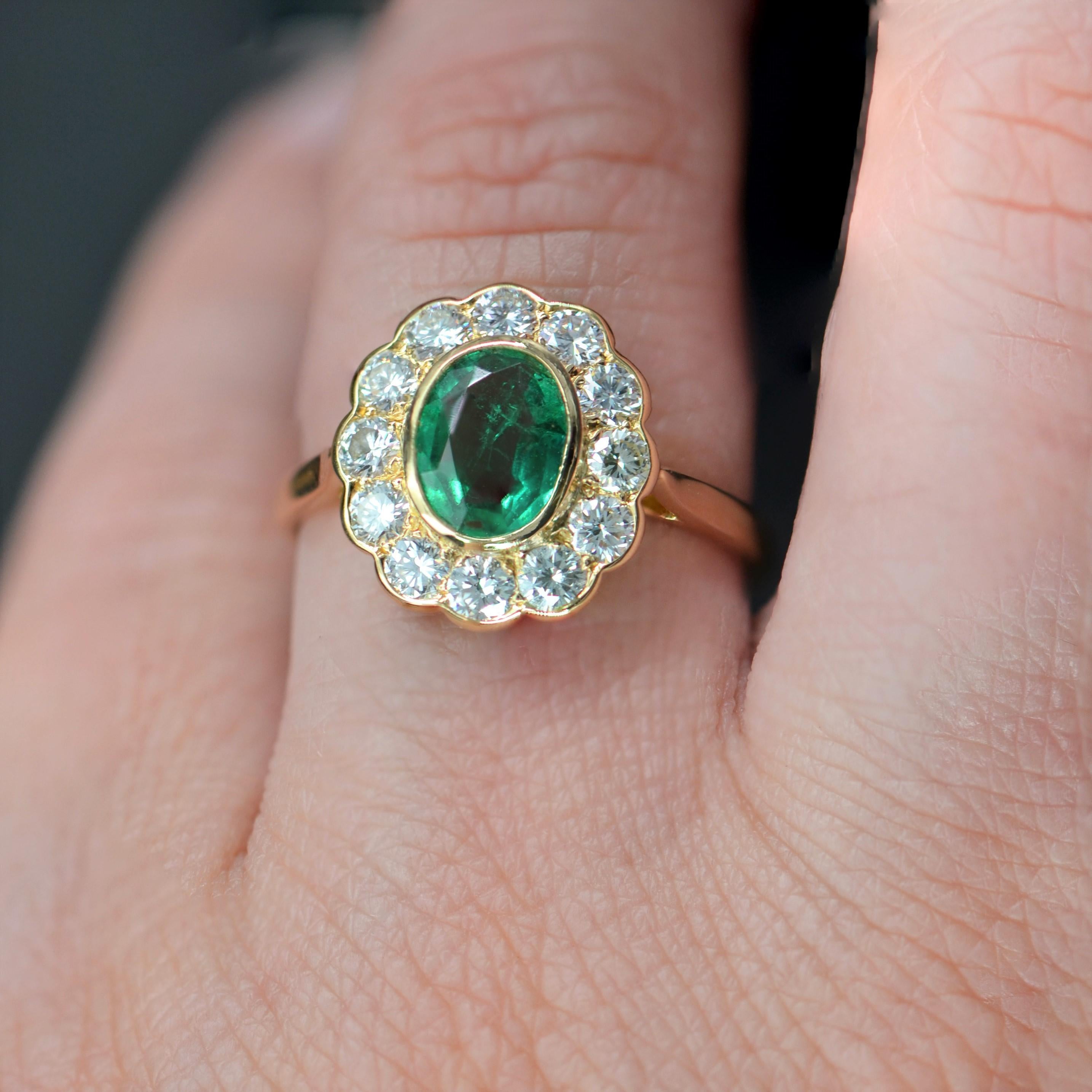 French 1980s Emerald Diamond 18 Karat Yellow Gold Pompadour Ring 6