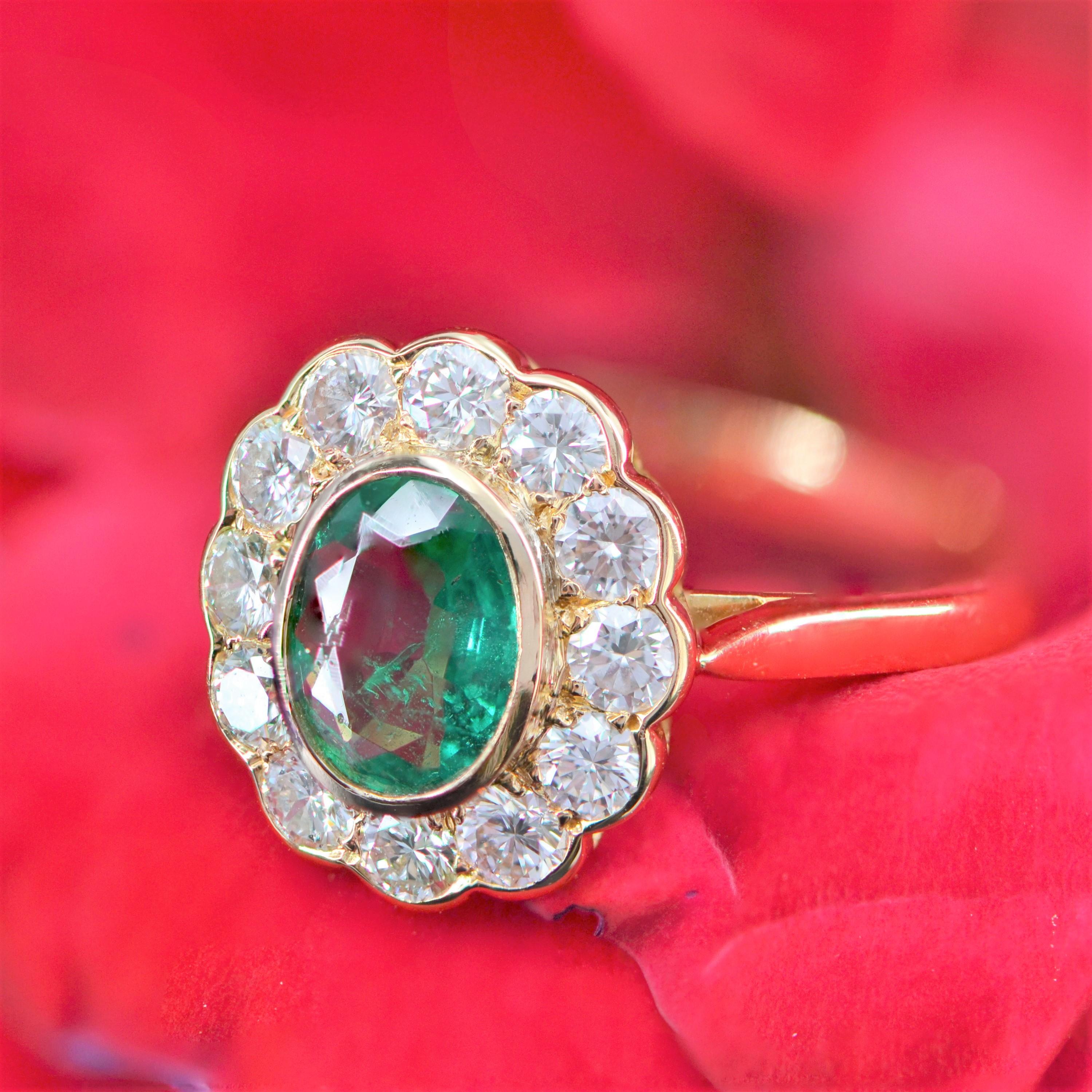 French 1980s Emerald Diamond 18 Karat Yellow Gold Pompadour Ring 8