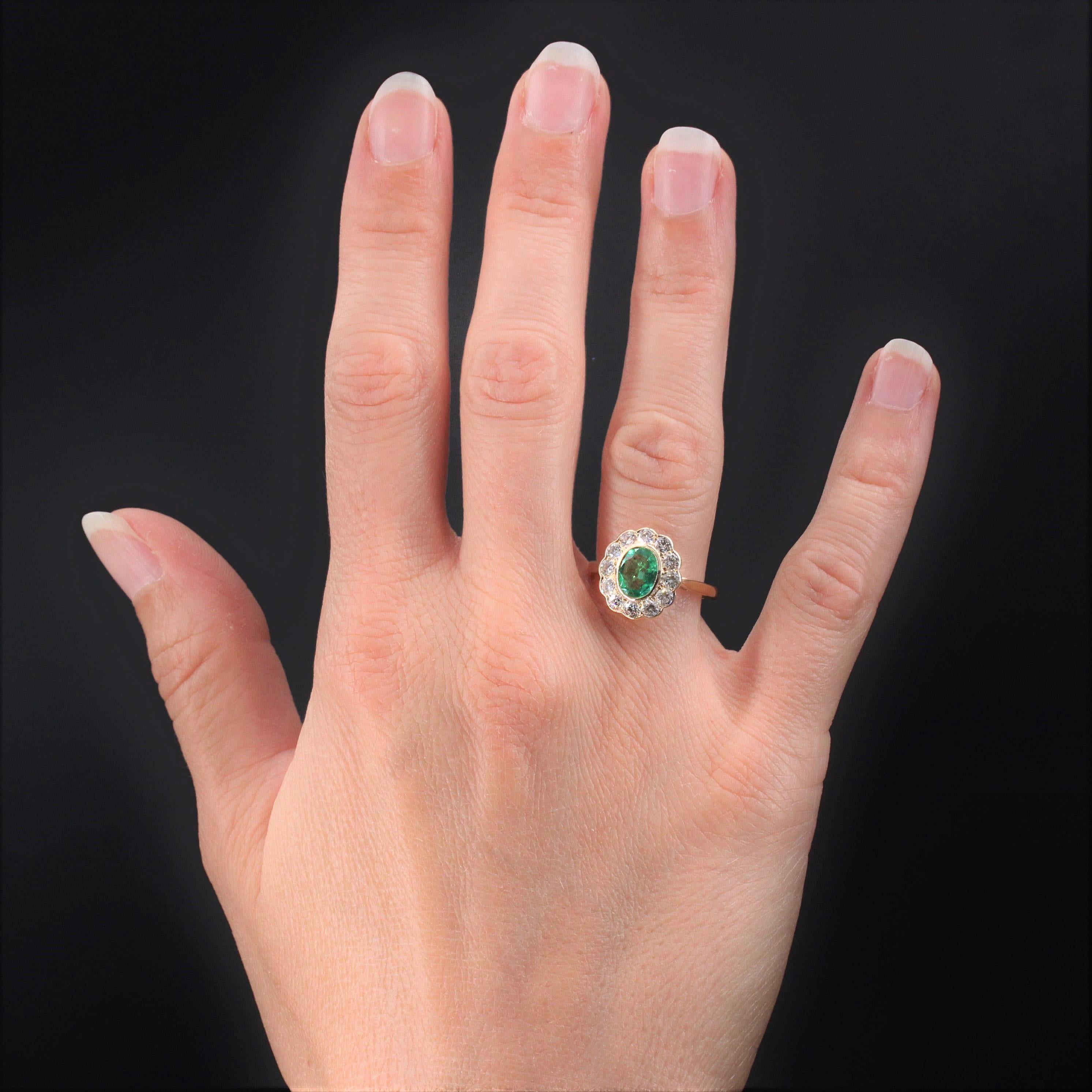 Ring in 18 karat yellow gold, eagle head hallmark.
Timeless pompadour ring, it is set with an oval emerald in a surround of modern brilliant-cut diamonds. The basket is delicately openworked to let the light penetrate under the gems.
Weight of the