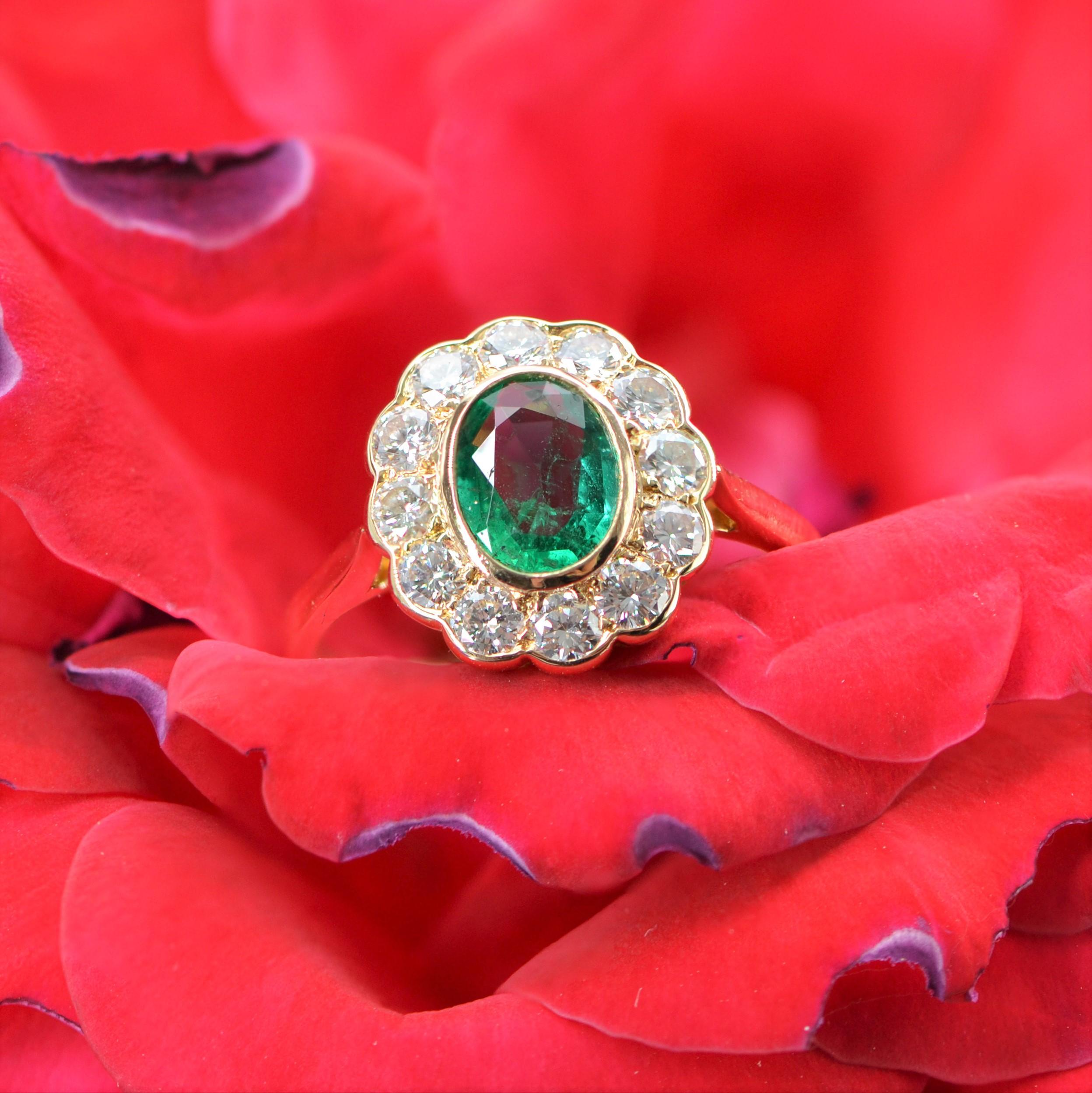 Retro French 1980s Emerald Diamond 18 Karat Yellow Gold Pompadour Ring