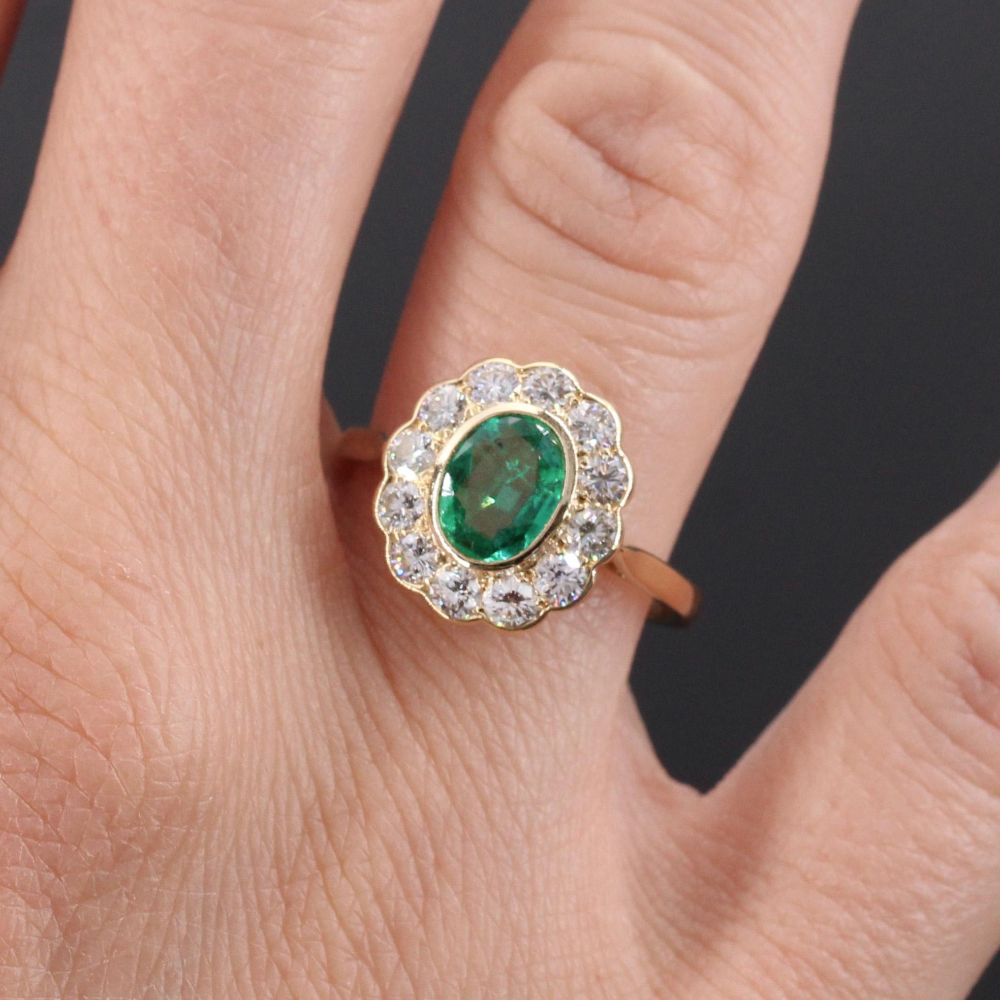 French 1980s Emerald Diamond 18 Karat Yellow Gold Pompadour Ring 1