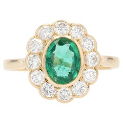 Anello francese anni '80 con smeraldo e diamante in oro giallo 18 carati a forma di pompon.