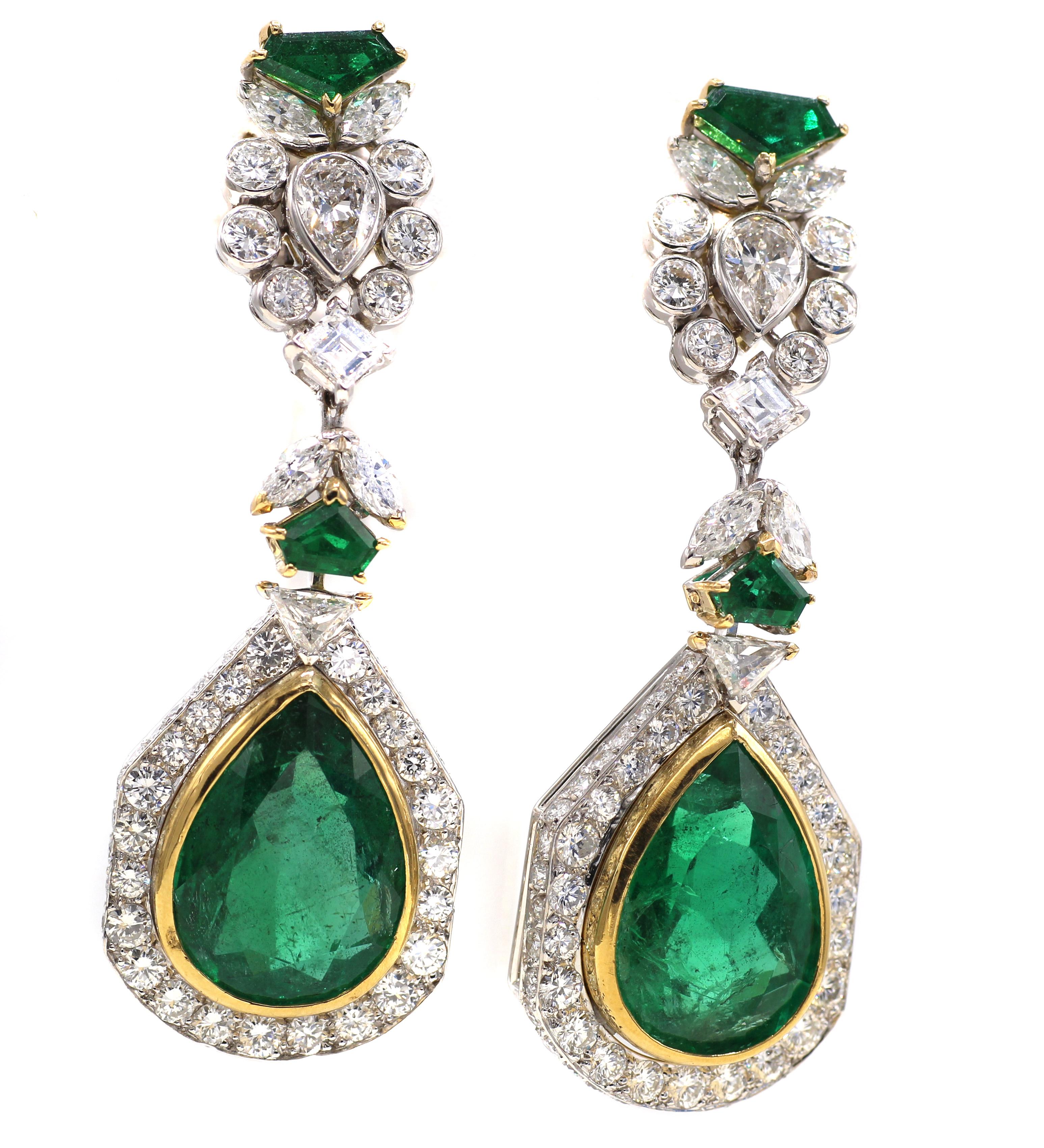 Mixed Cut French 1980s Impressive Emerald Diamond Gold Ear Pendants  For Sale