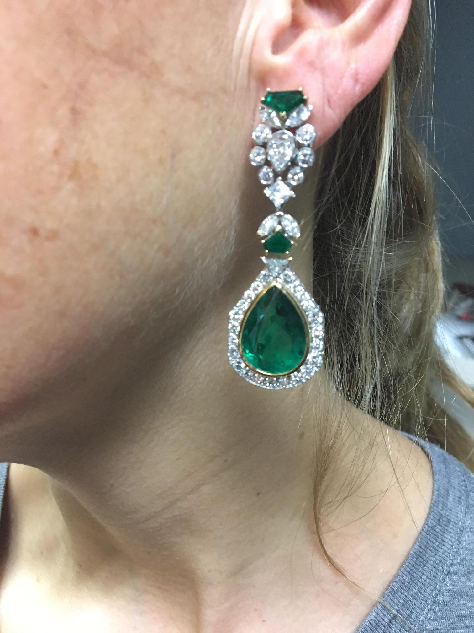 French 1980s Impressive Emerald Diamond Gold Ear Pendants  In Excellent Condition For Sale In New York, NY