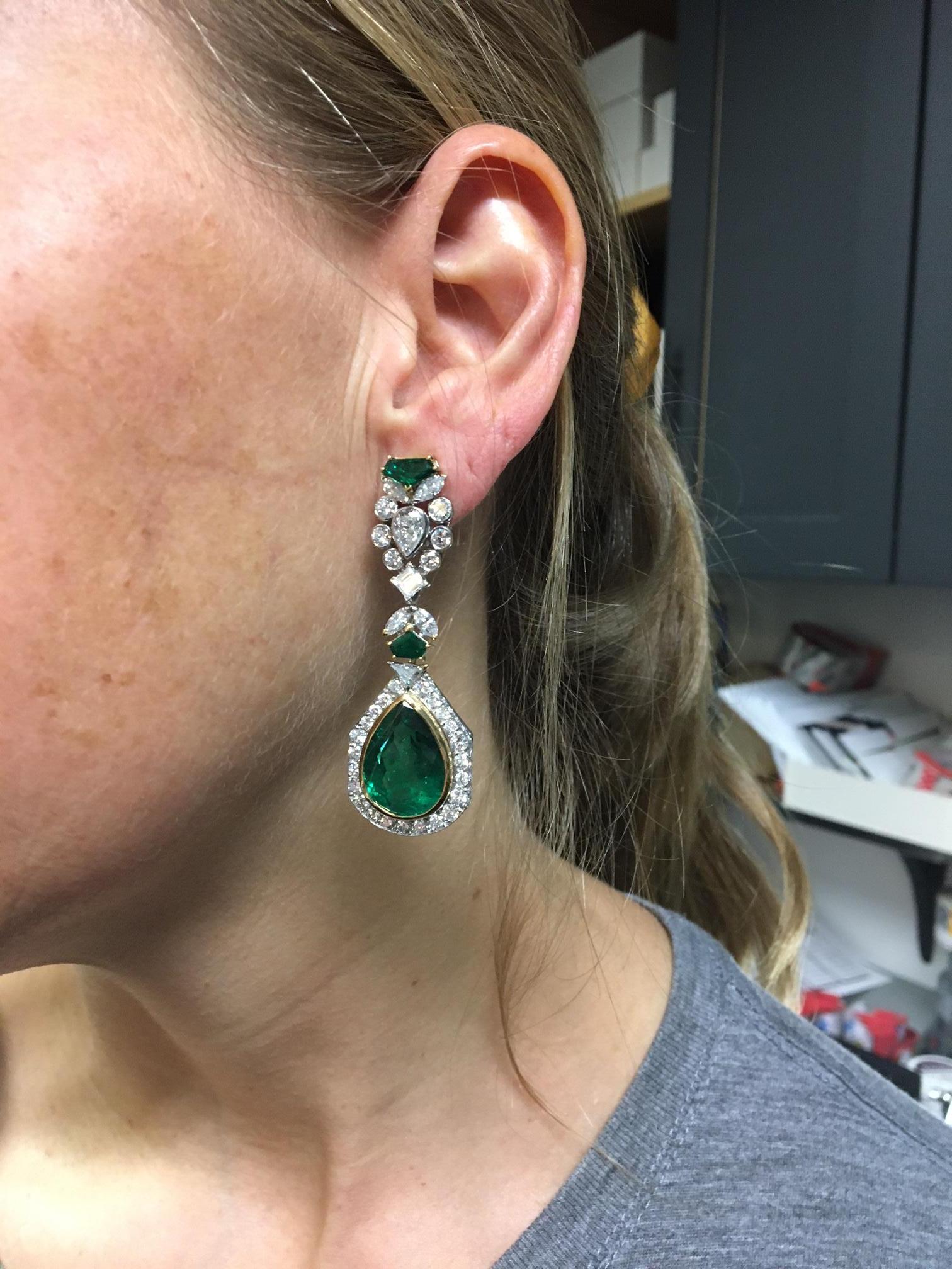 Women's or Men's French 1980s Impressive Emerald Diamond Gold Ear Pendants  For Sale