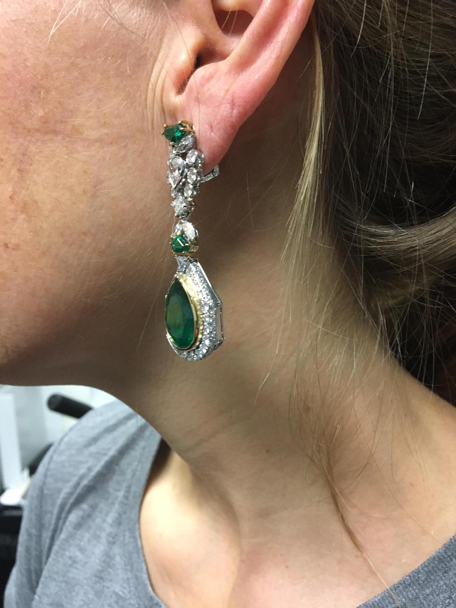 French 1980s Impressive Emerald Diamond Gold Ear Pendants  For Sale 1