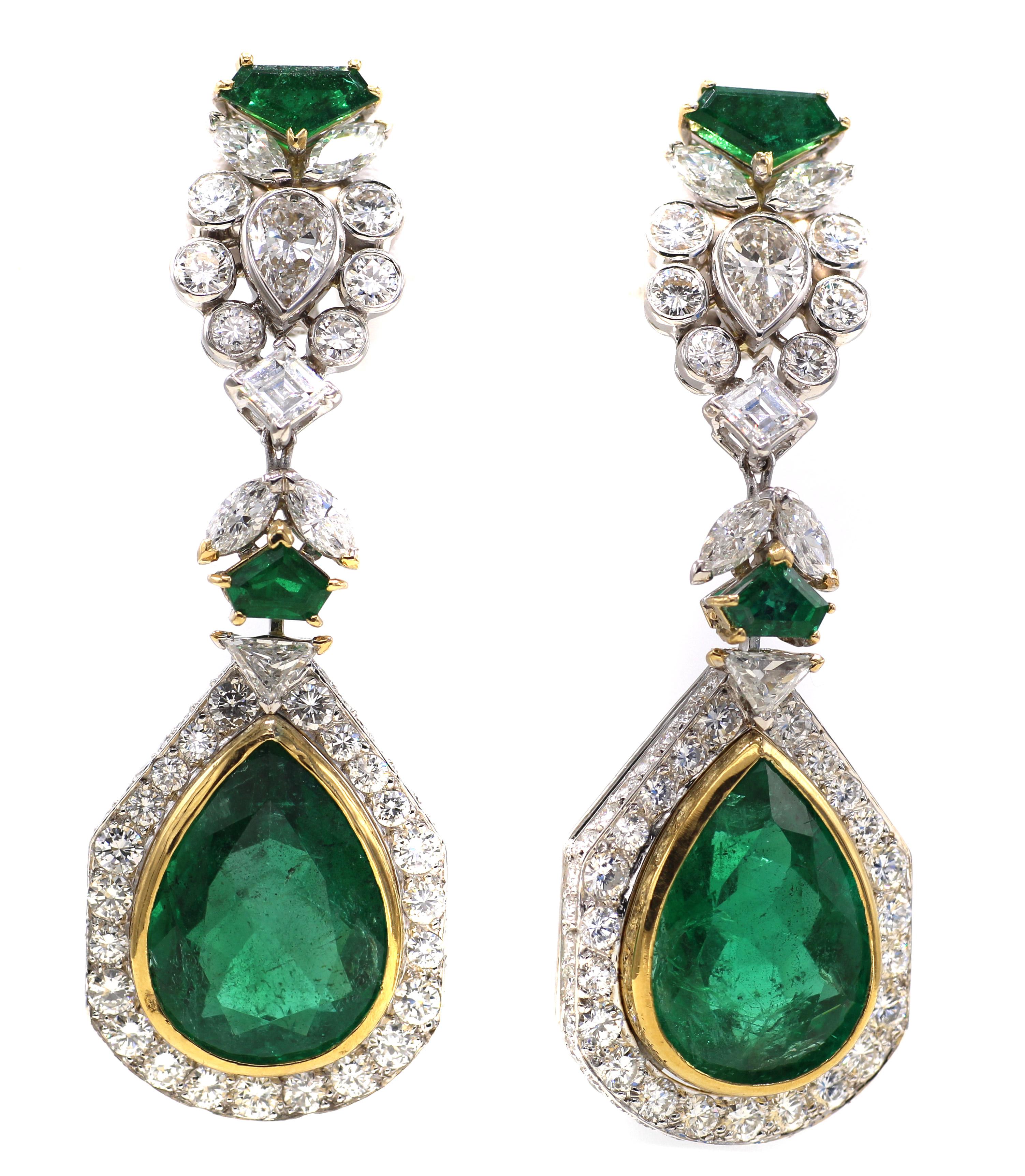 French 1980s Impressive Emerald Diamond Gold Ear Pendants  For Sale 2
