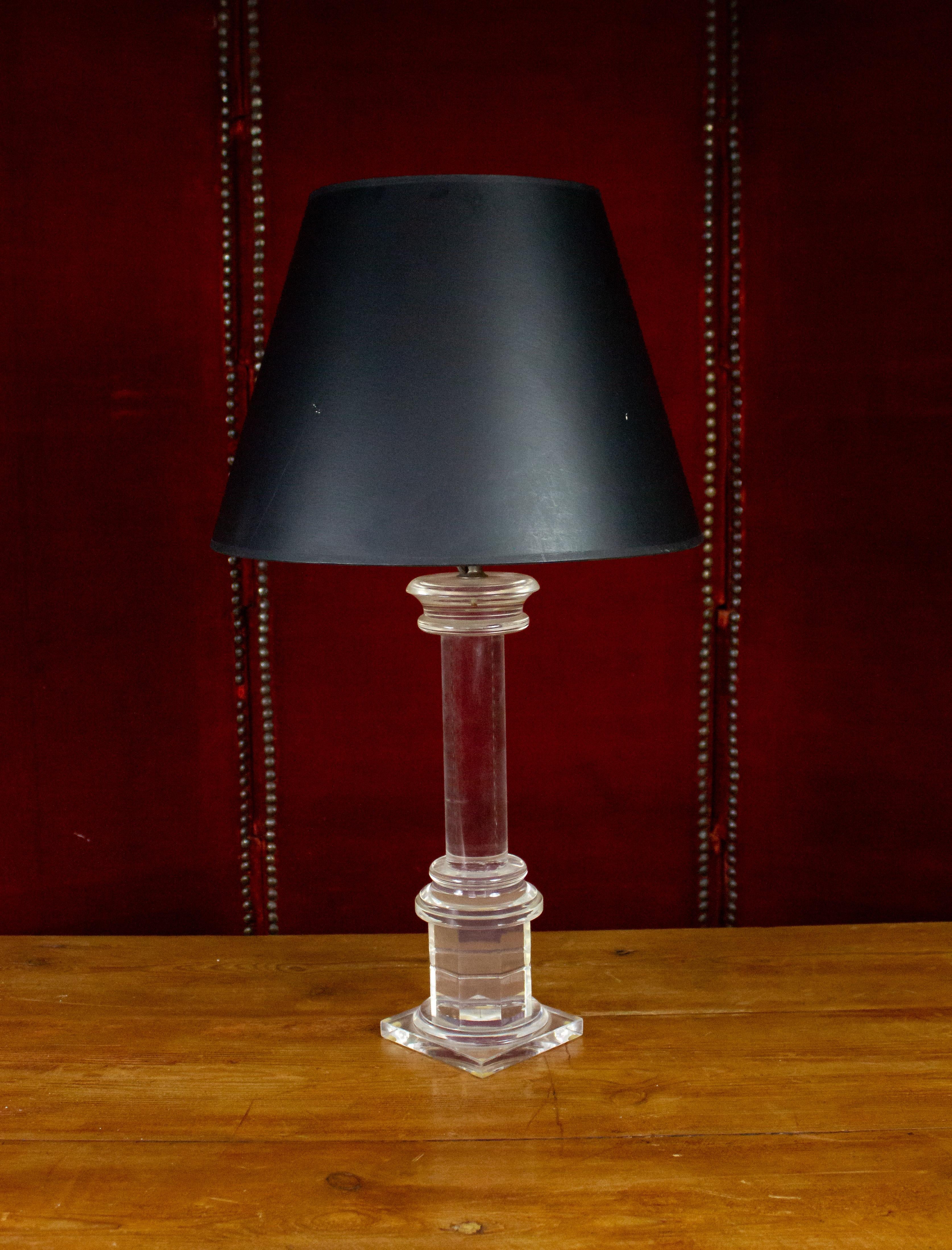 This French 1980s lucite table lamp embodies the classical column design, offering a distinctive blend of vintage charm and modern aesthetics. It has been recently rewired with a silver silk cord, ensuring safe and reliable use for years to come.