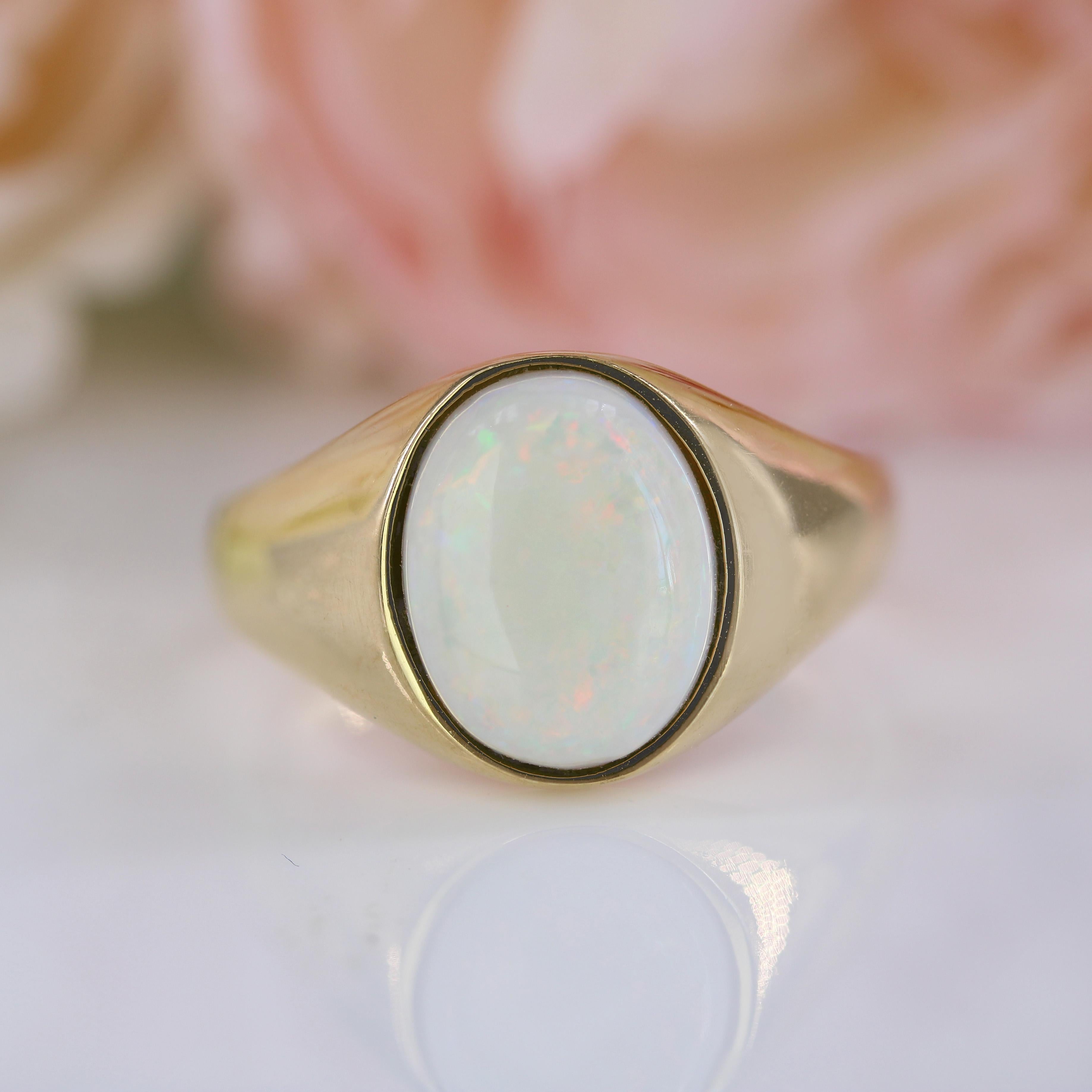 Rétro Anello francese anni '80 con opale in oro giallo 18 carati, con braccialetto retrò in vendita