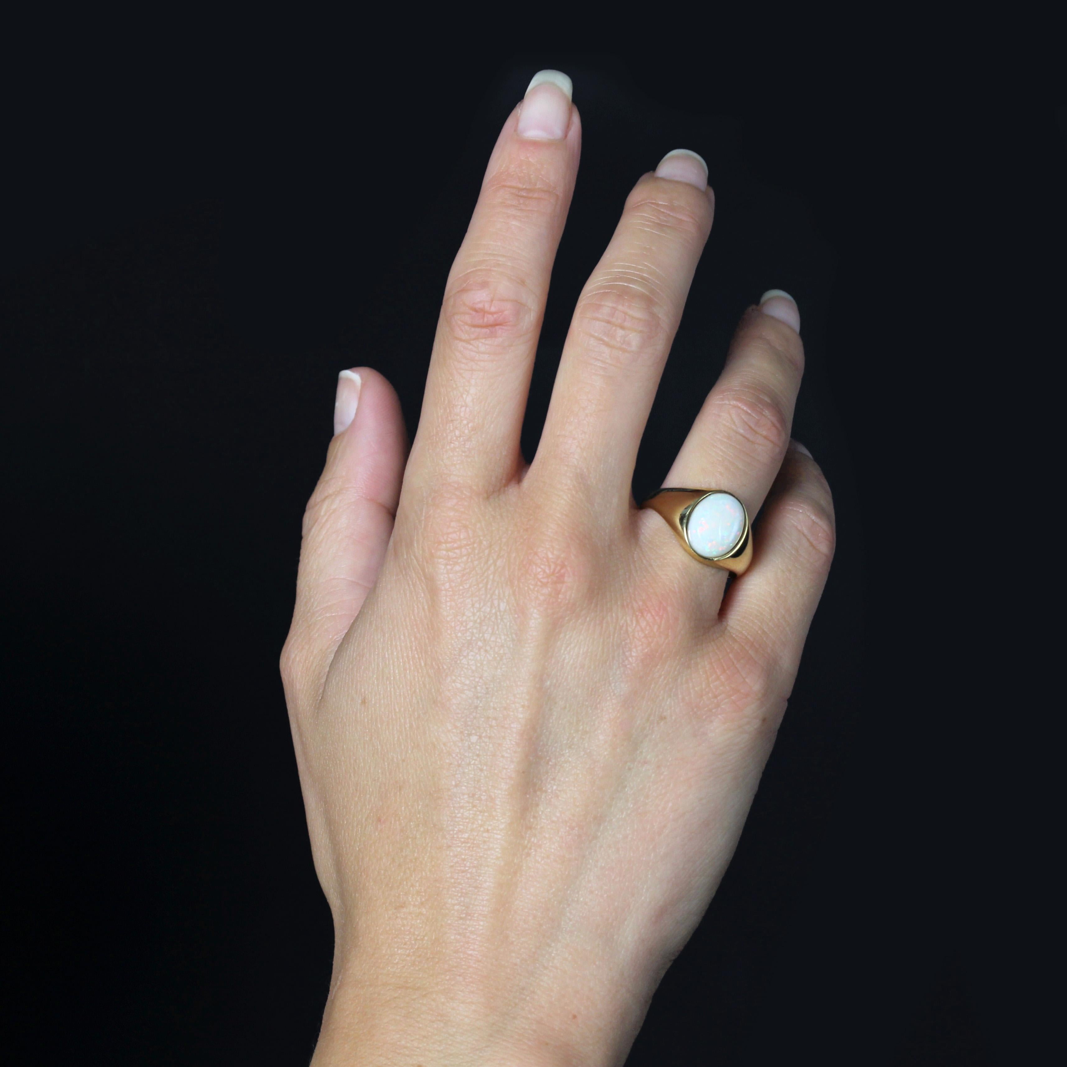 Cabochon Anello francese anni '80 con opale in oro giallo 18 carati, con braccialetto retrò in vendita