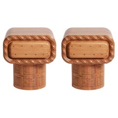 Paire de tables d'appoint et de bancs en bois d'orme des années 1980.