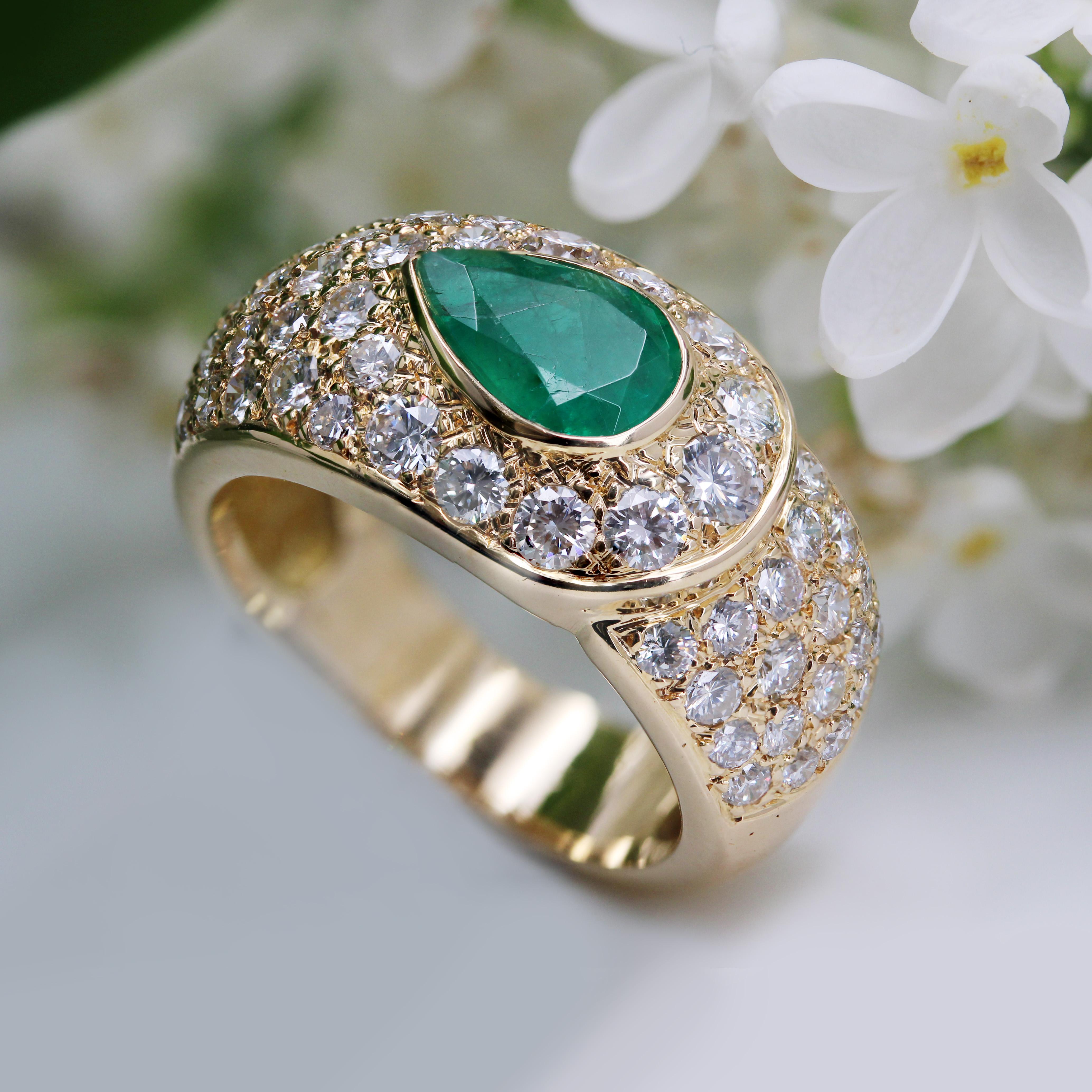 French 1980s Pear Cut Emerald Diamonds 18 Karat Yellow Gold Bangle Ring For Sale 5