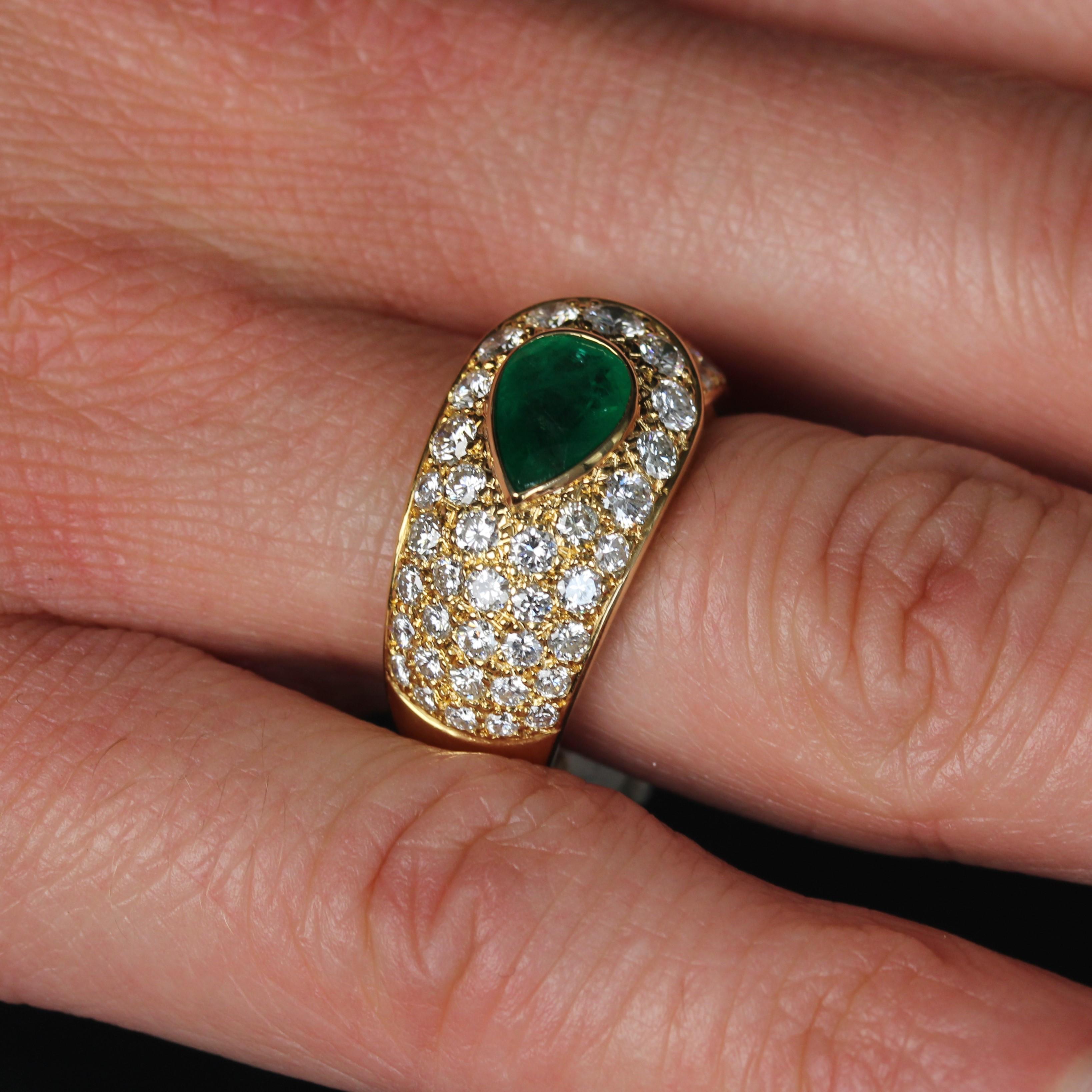 French 1980s Pear Cut Emerald Diamonds 18 Karat Yellow Gold Bangle Ring For Sale 7