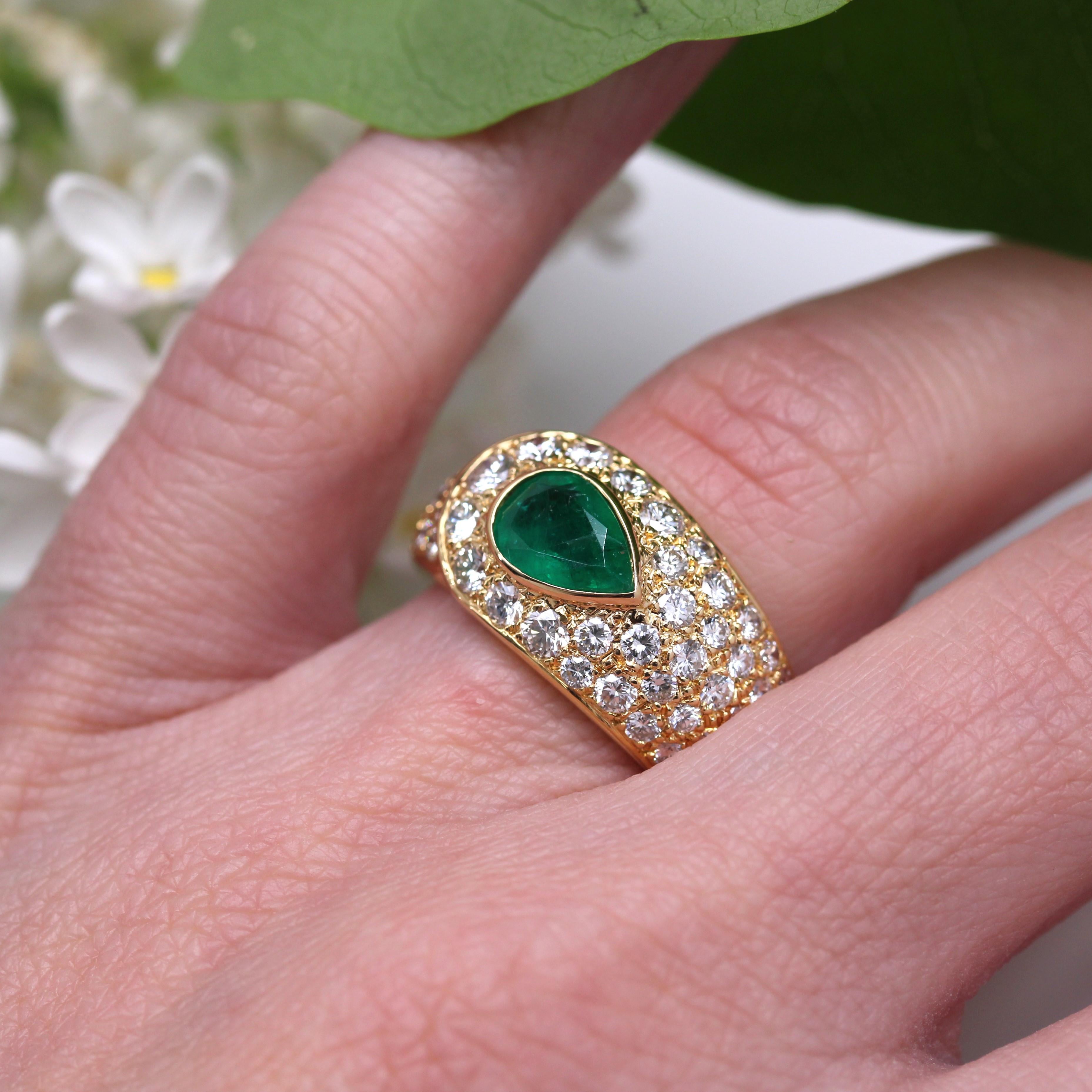 French 1980s Pear Cut Emerald Diamonds 18 Karat Yellow Gold Bangle Ring For Sale 8