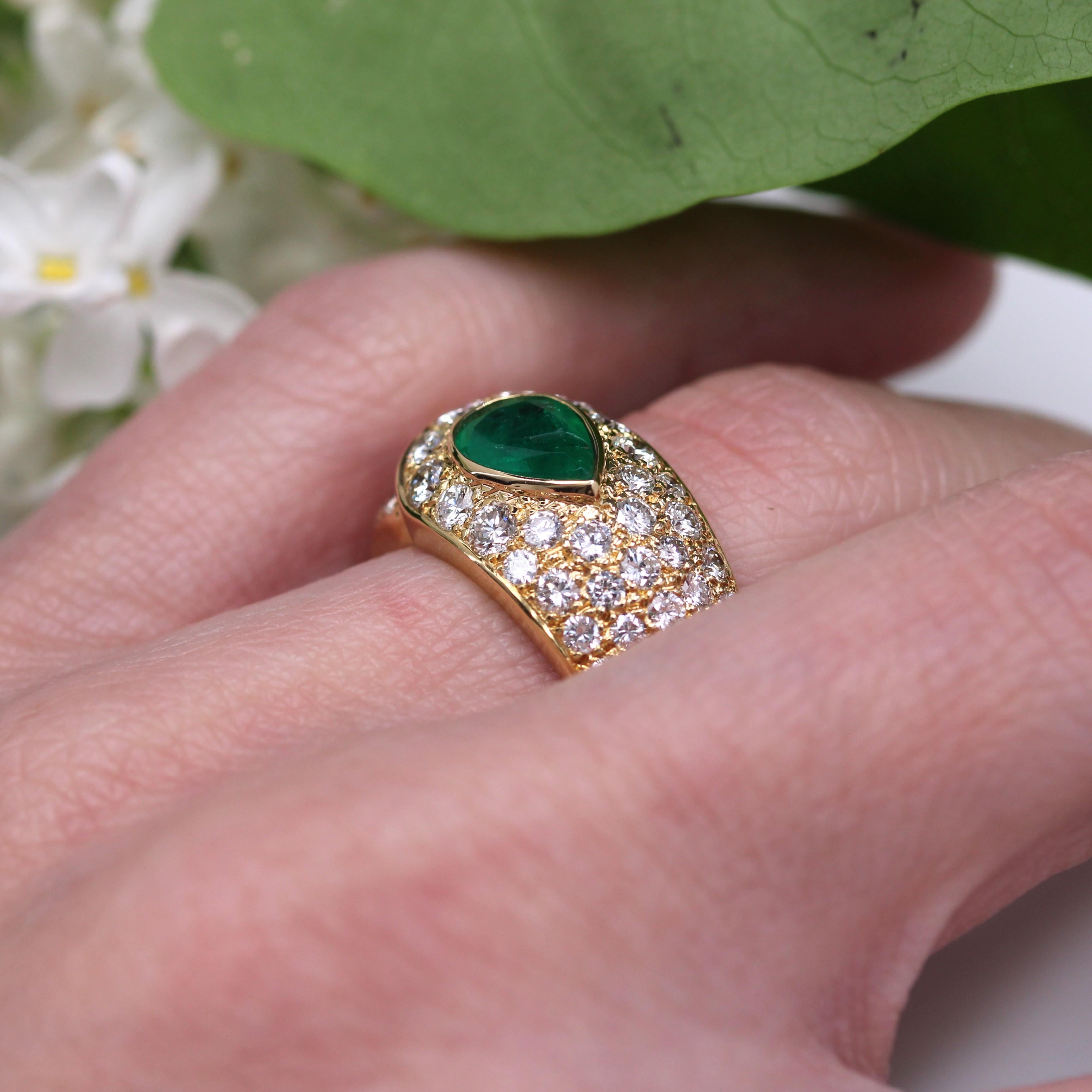French 1980s Pear Cut Emerald Diamonds 18 Karat Yellow Gold Bangle Ring For Sale 9