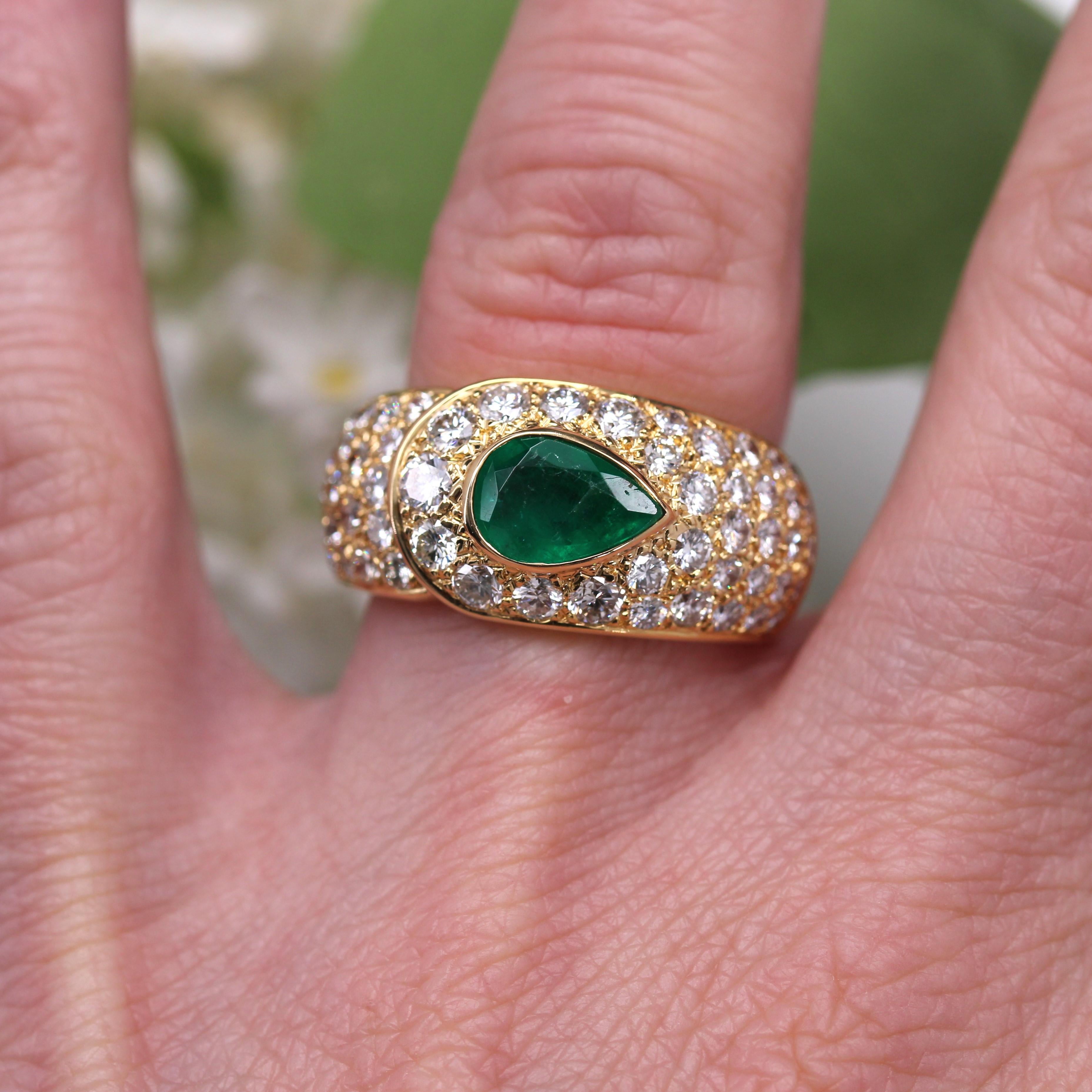 French 1980s Pear Cut Emerald Diamonds 18 Karat Yellow Gold Bangle Ring For Sale 10