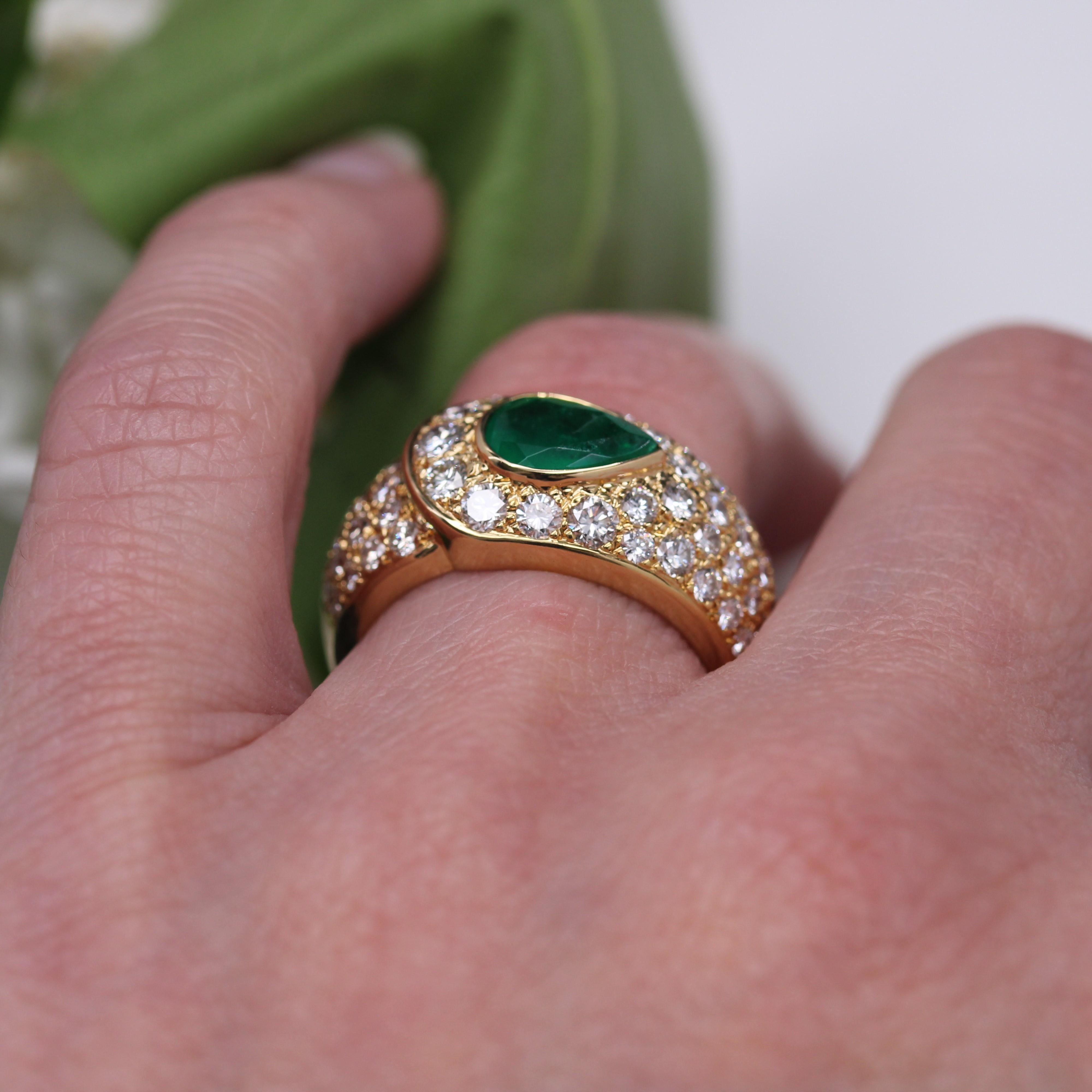 French 1980s Pear Cut Emerald Diamonds 18 Karat Yellow Gold Bangle Ring For Sale 11