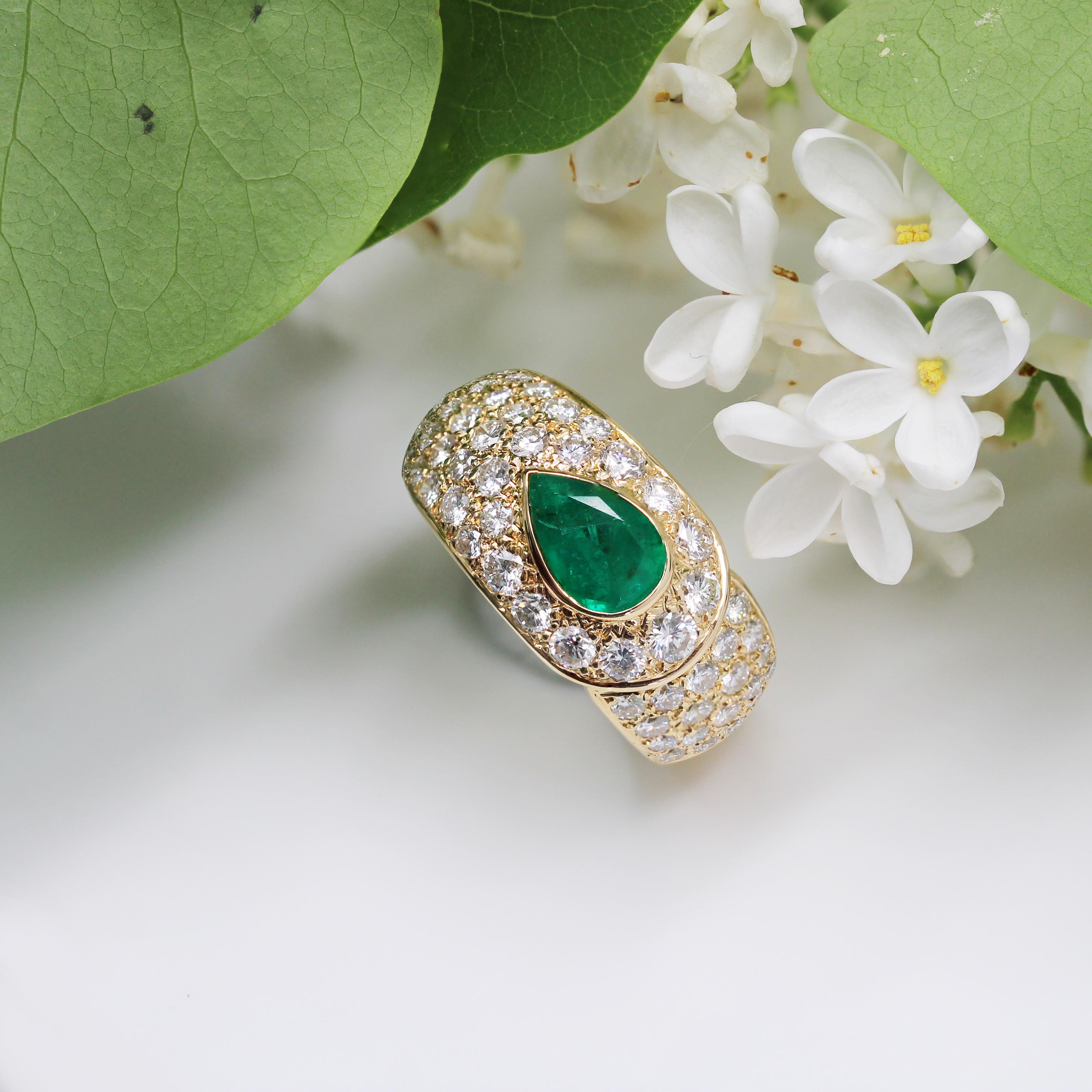 French 1980s Pear Cut Emerald Diamonds 18 Karat Yellow Gold Bangle Ring For Sale 12