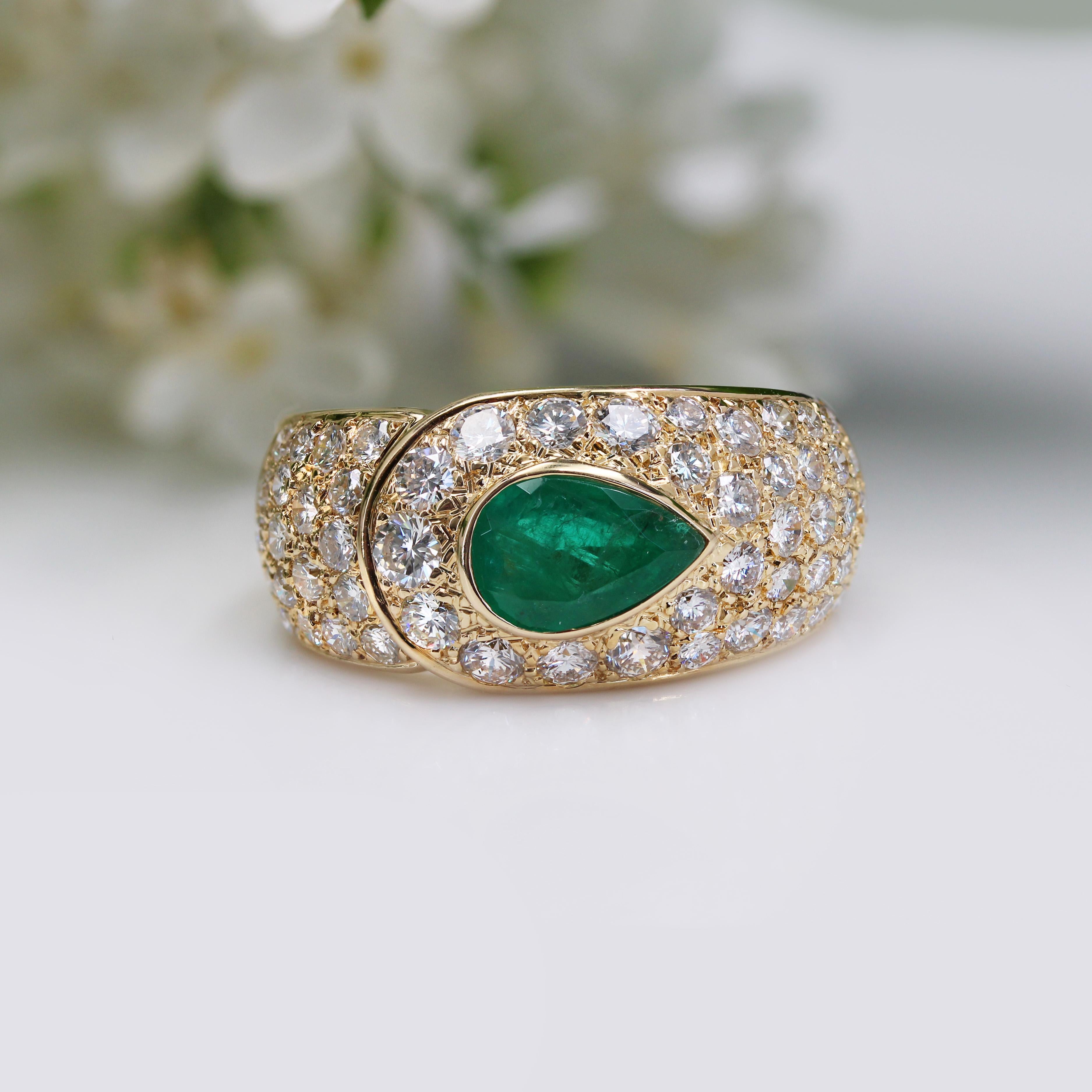Modern French 1980s Pear Cut Emerald Diamonds 18 Karat Yellow Gold Bangle Ring For Sale
