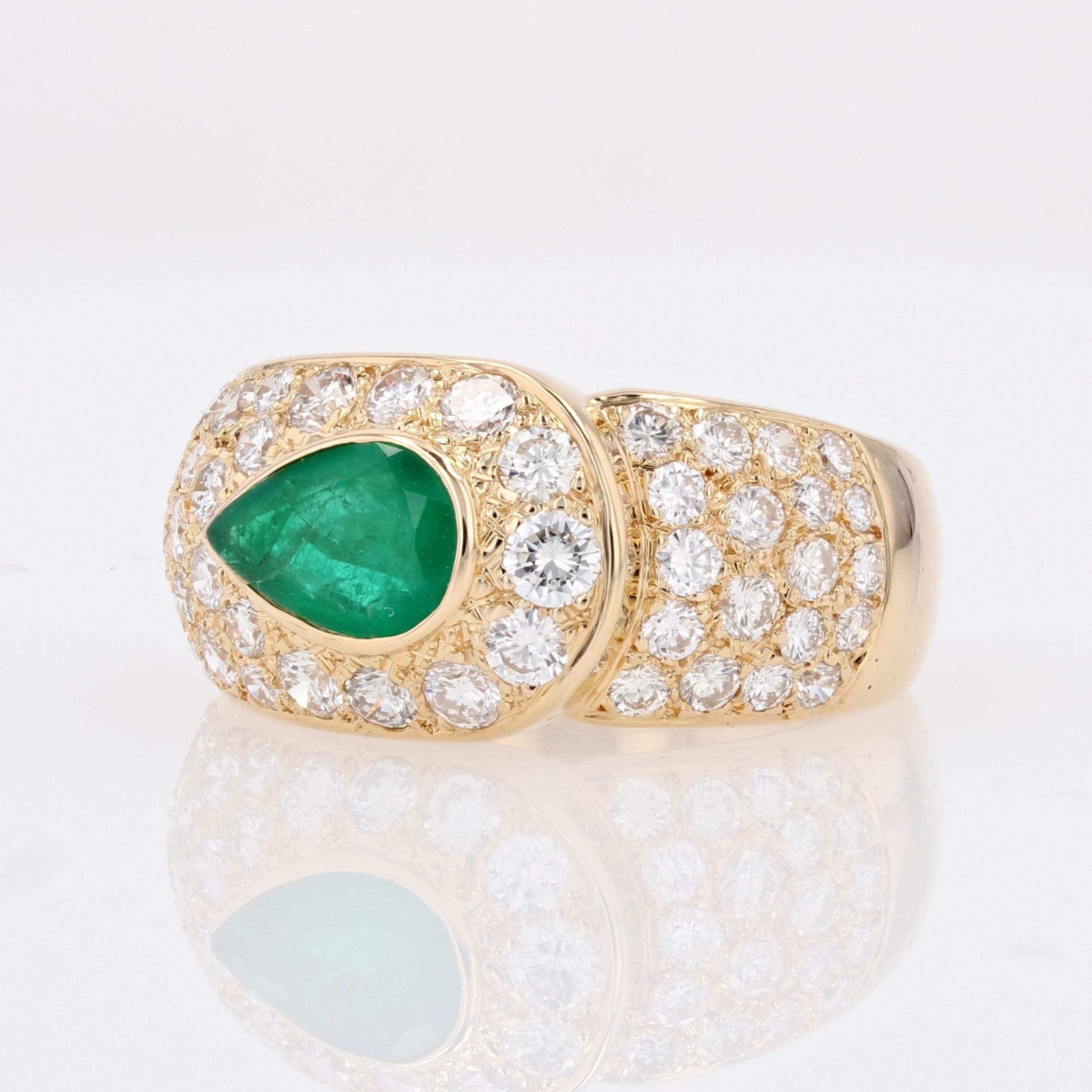 French 1980s Pear Cut Emerald Diamonds 18 Karat Yellow Gold Bangle Ring For Sale 3