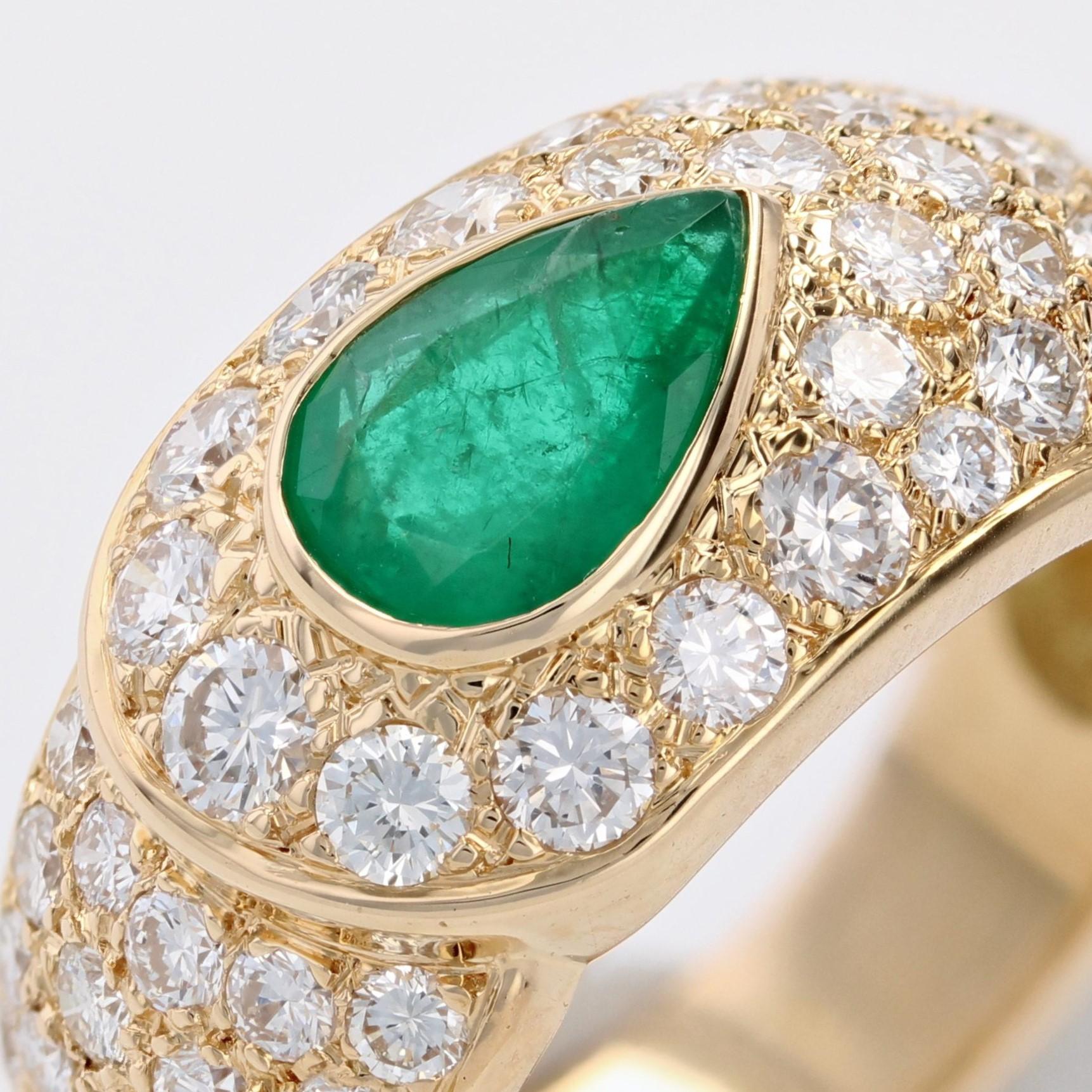 French 1980s Pear Cut Emerald Diamonds 18 Karat Yellow Gold Bangle Ring For Sale 4