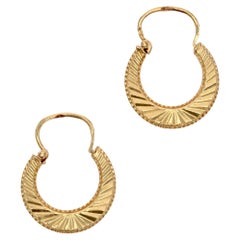 French 1980s Vintage 18 Karat Yellow Gold Faceted Chiselled Hoop Earrings