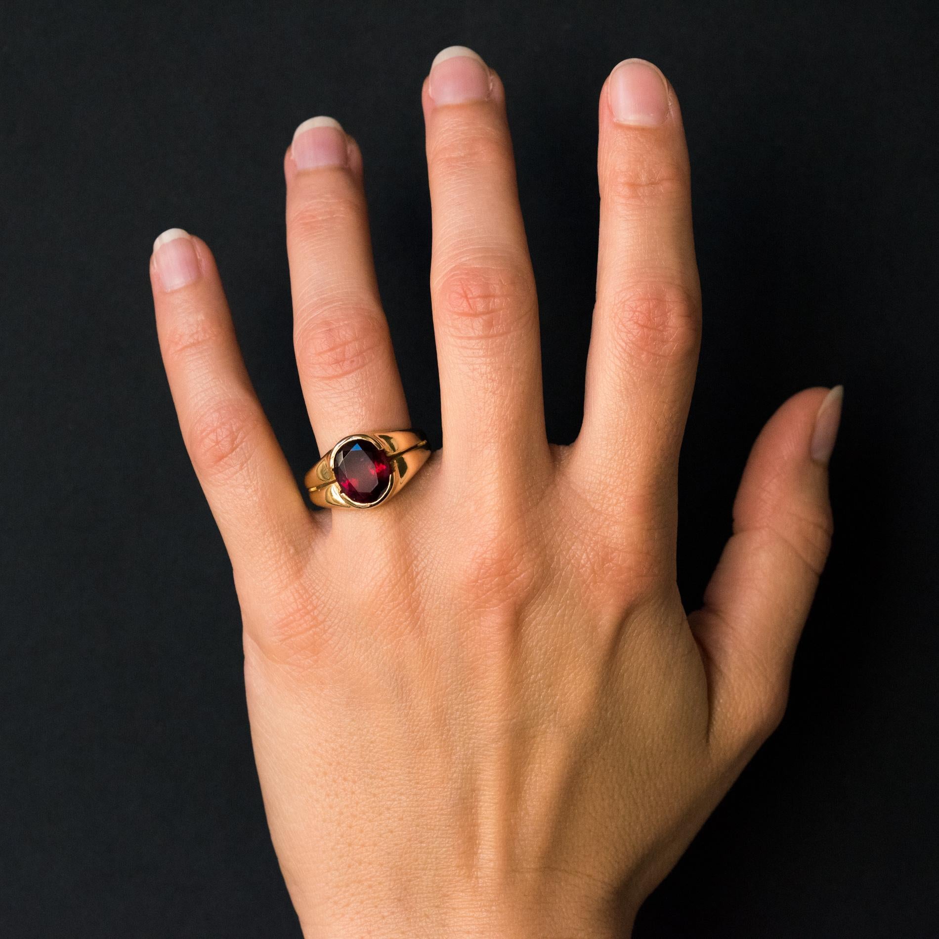 Ring in 18 karat yellow gold, eagle's head hallmark.
This retro ring is adorned on its top, in semi-enclosed setting, of an oval red tourmaline. On either side the departure of the ring is double to meet at the base.
Total weight of tourmaline: