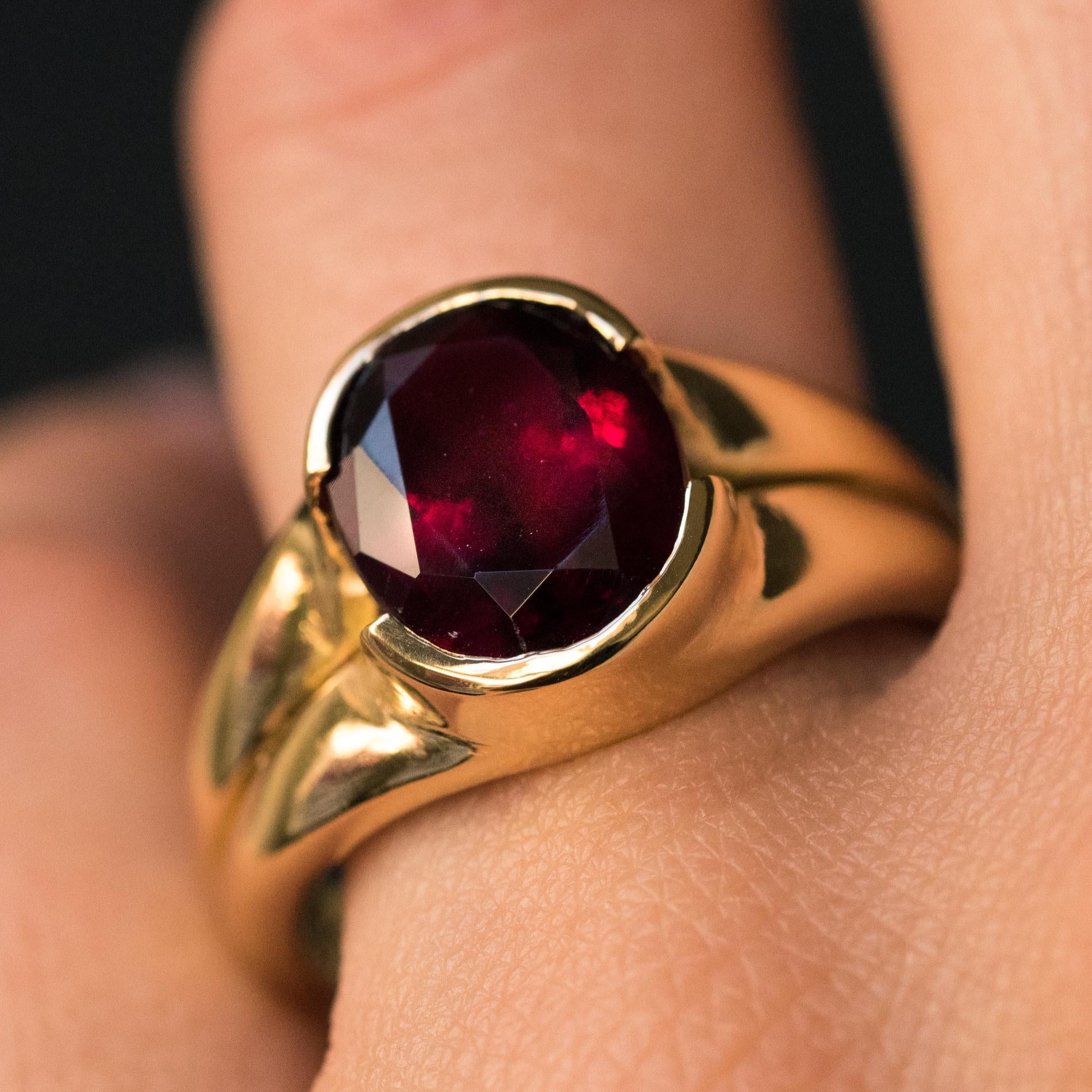 French 1980s Rubellite Tourmaline 18 Karat Yellow Gold Ring For Sale 3