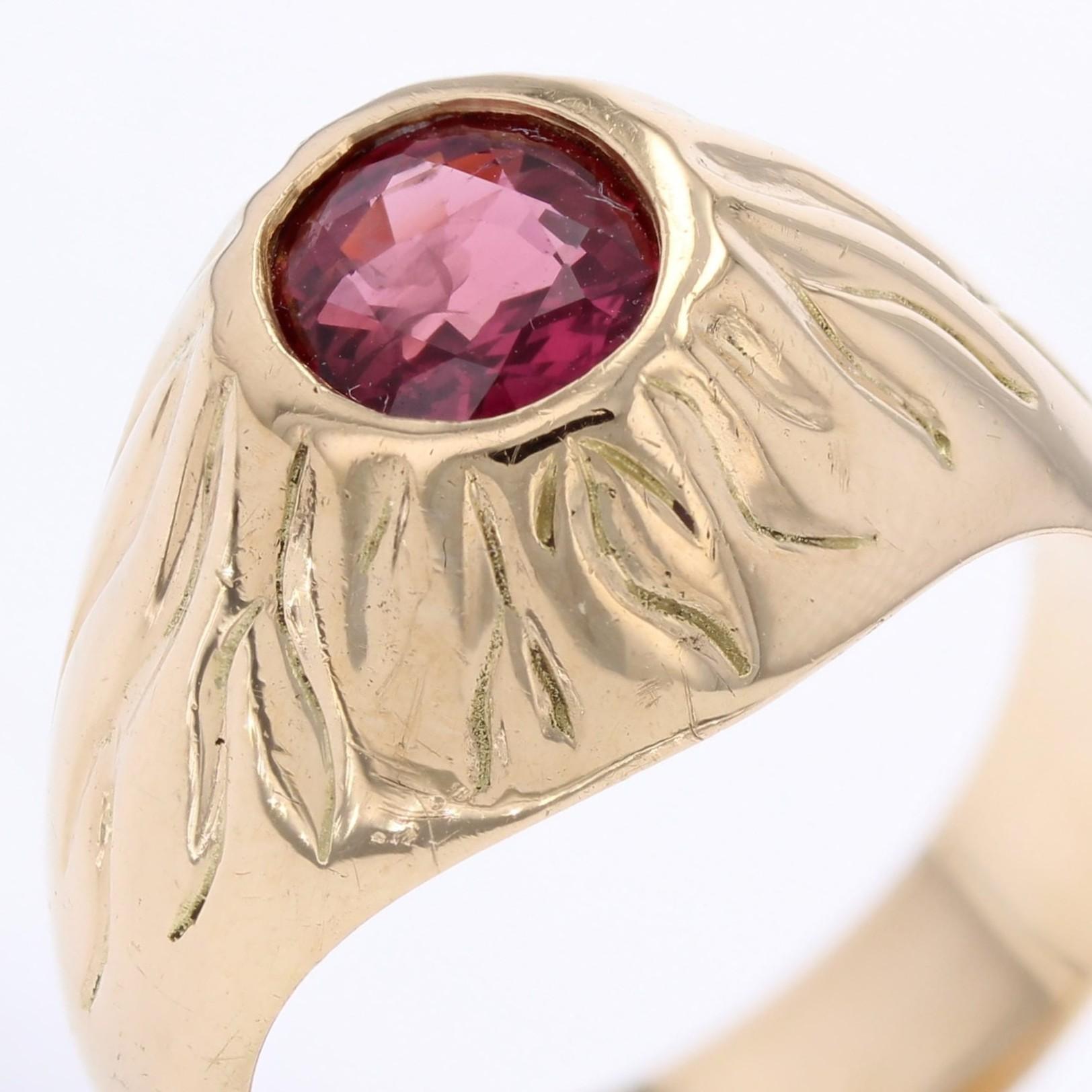Anello francese anni '80 in oro giallo 18 carati con rubino in vendita 4