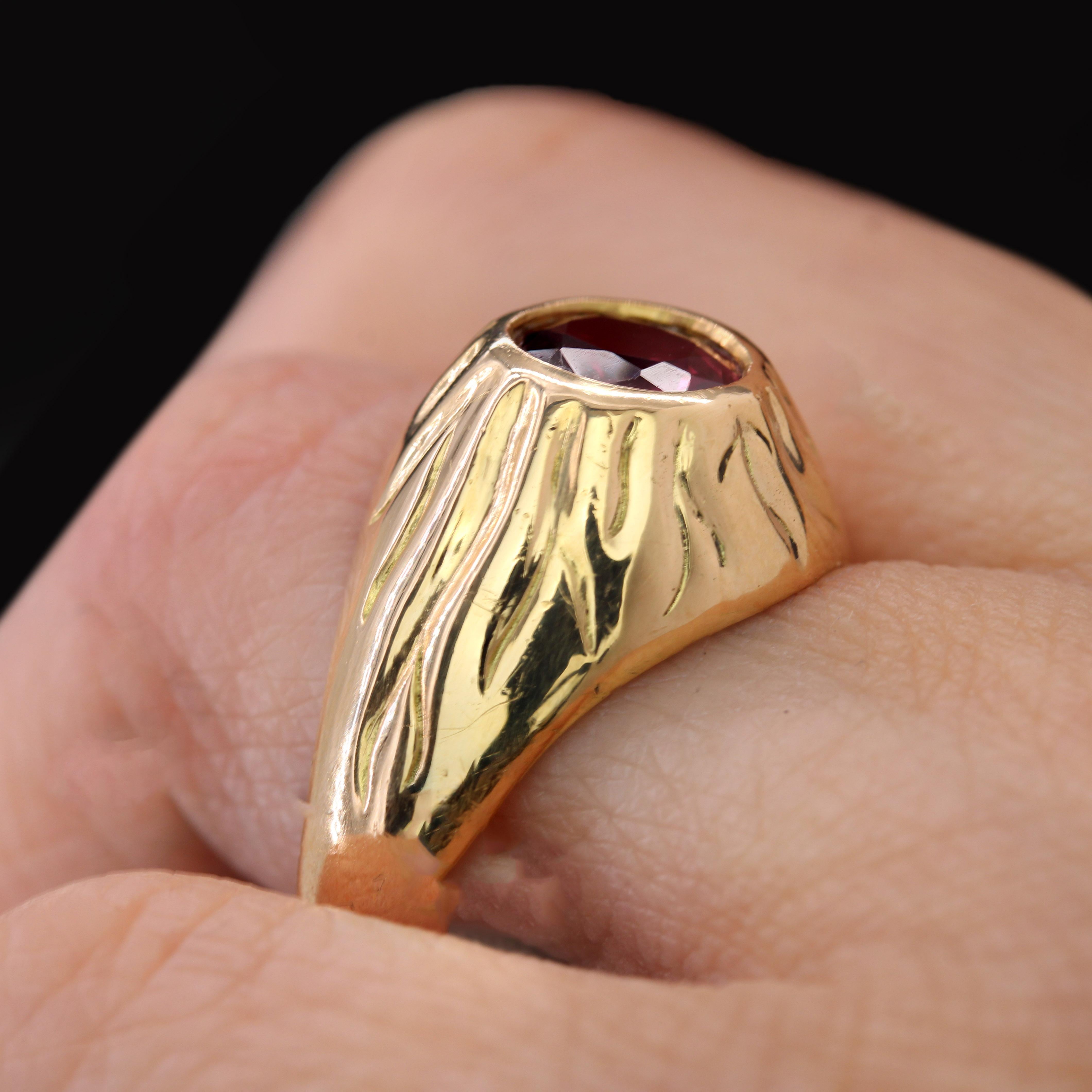 Anello francese anni '80 in oro giallo 18 carati con rubino in vendita 6