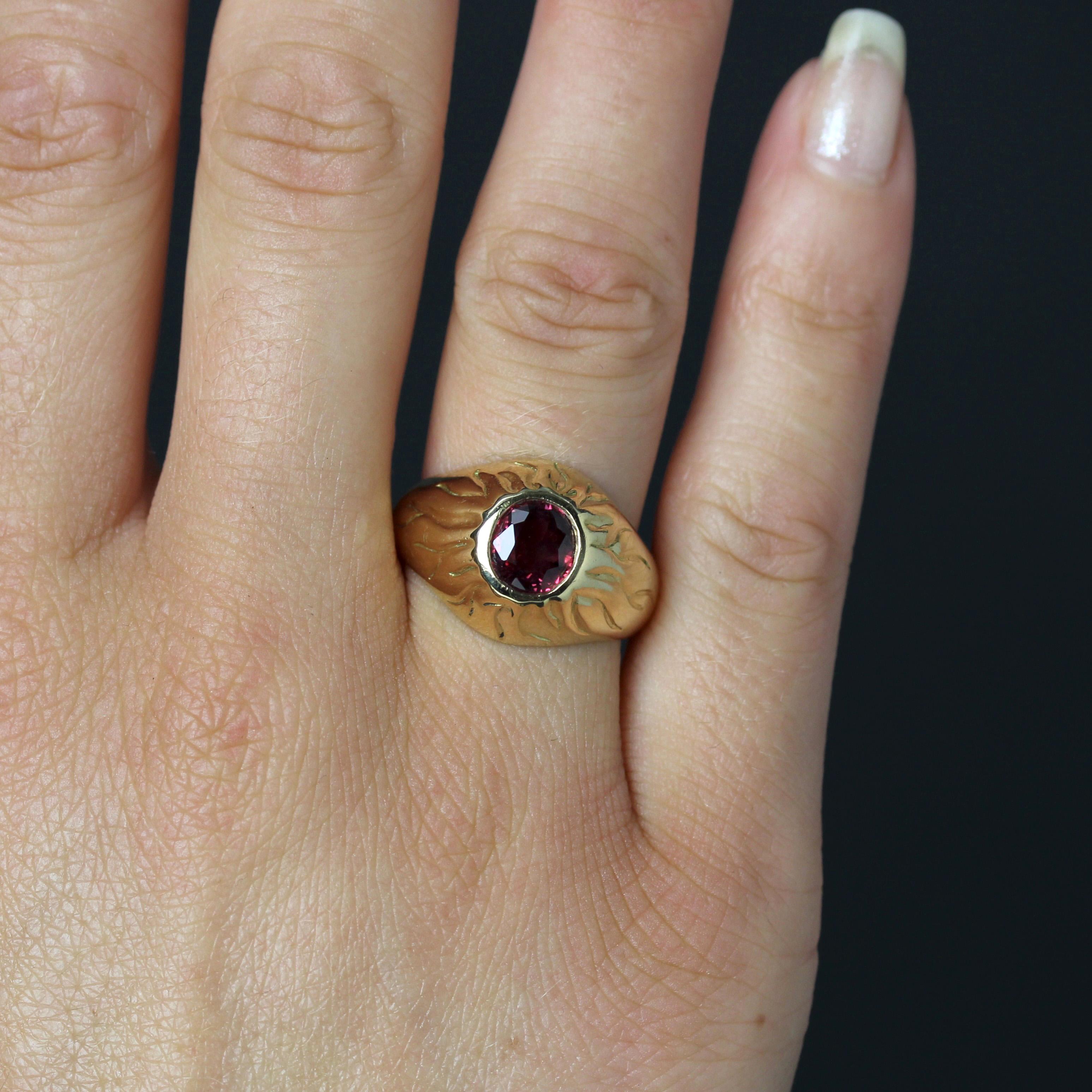 Anello francese anni '80 in oro giallo 18 carati con rubino in vendita 7