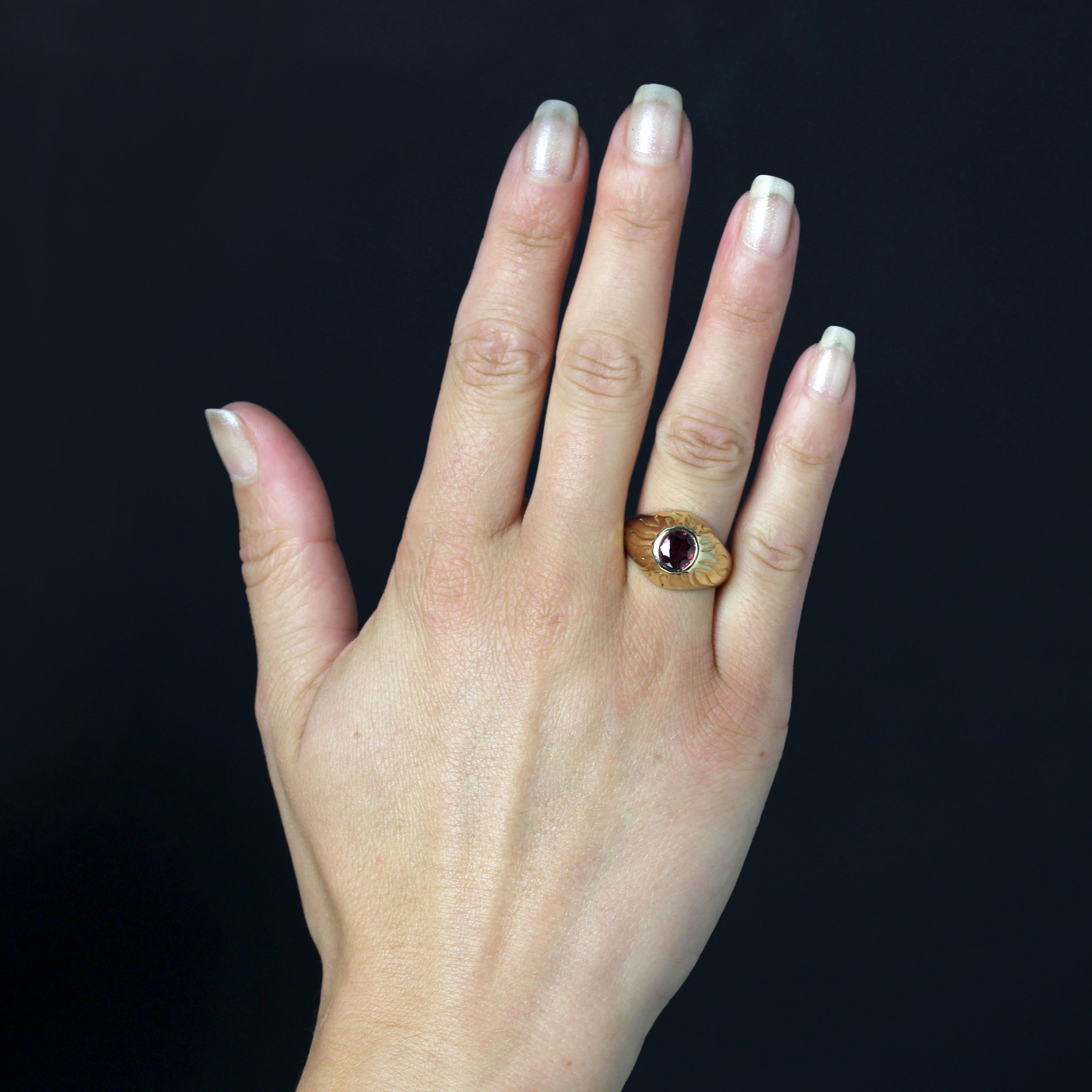 Anello in oro giallo 18 carati, punzone a testa d'aquila.
Questo anello vintage in oro giallo ha la forma di una fascia incisa con motivi a raggiera sulla parte superiore ed è ornato da un rubino ovale sfaccettato incastonato in un castone.
Peso