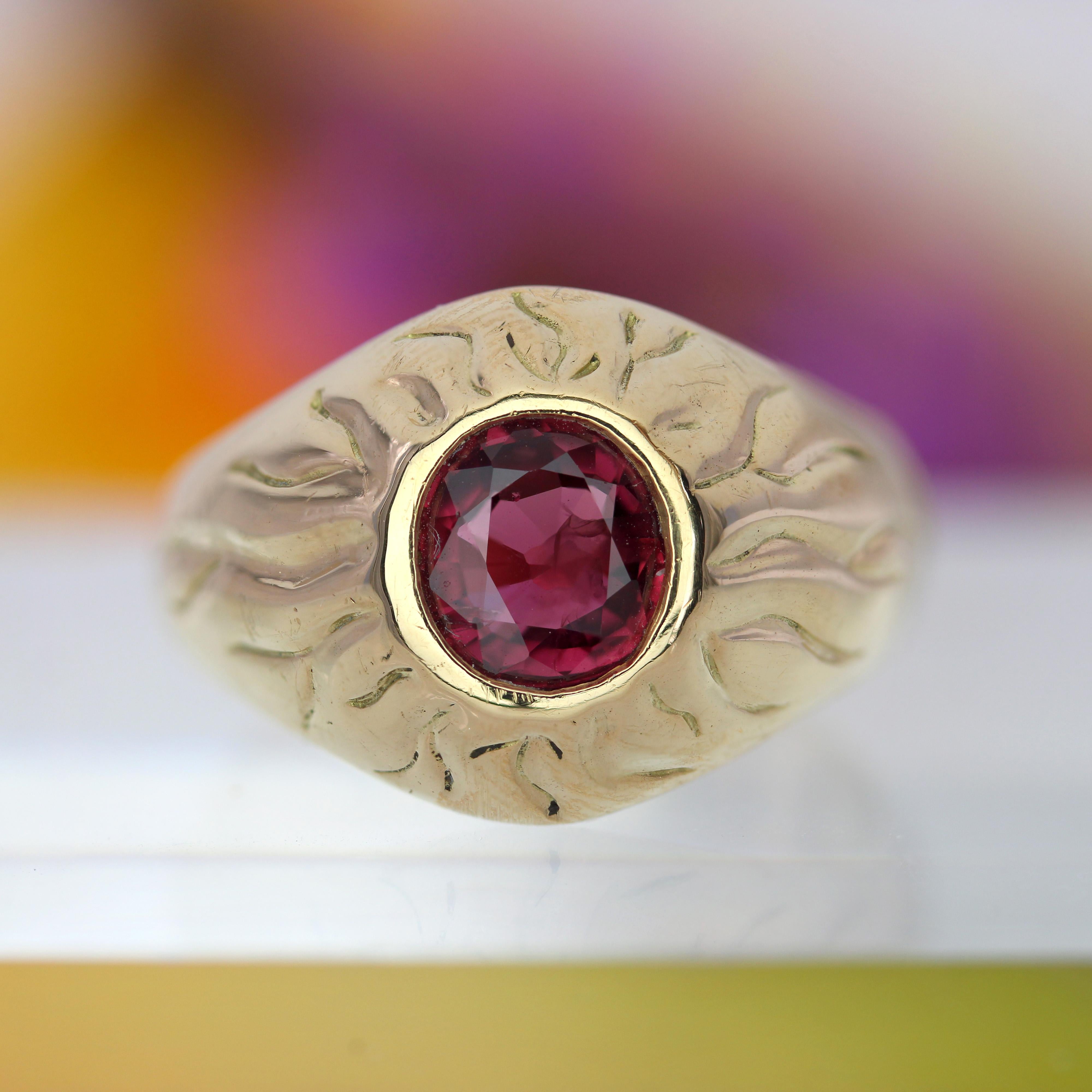 Rétro Anello francese anni '80 in oro giallo 18 carati con rubino in vendita