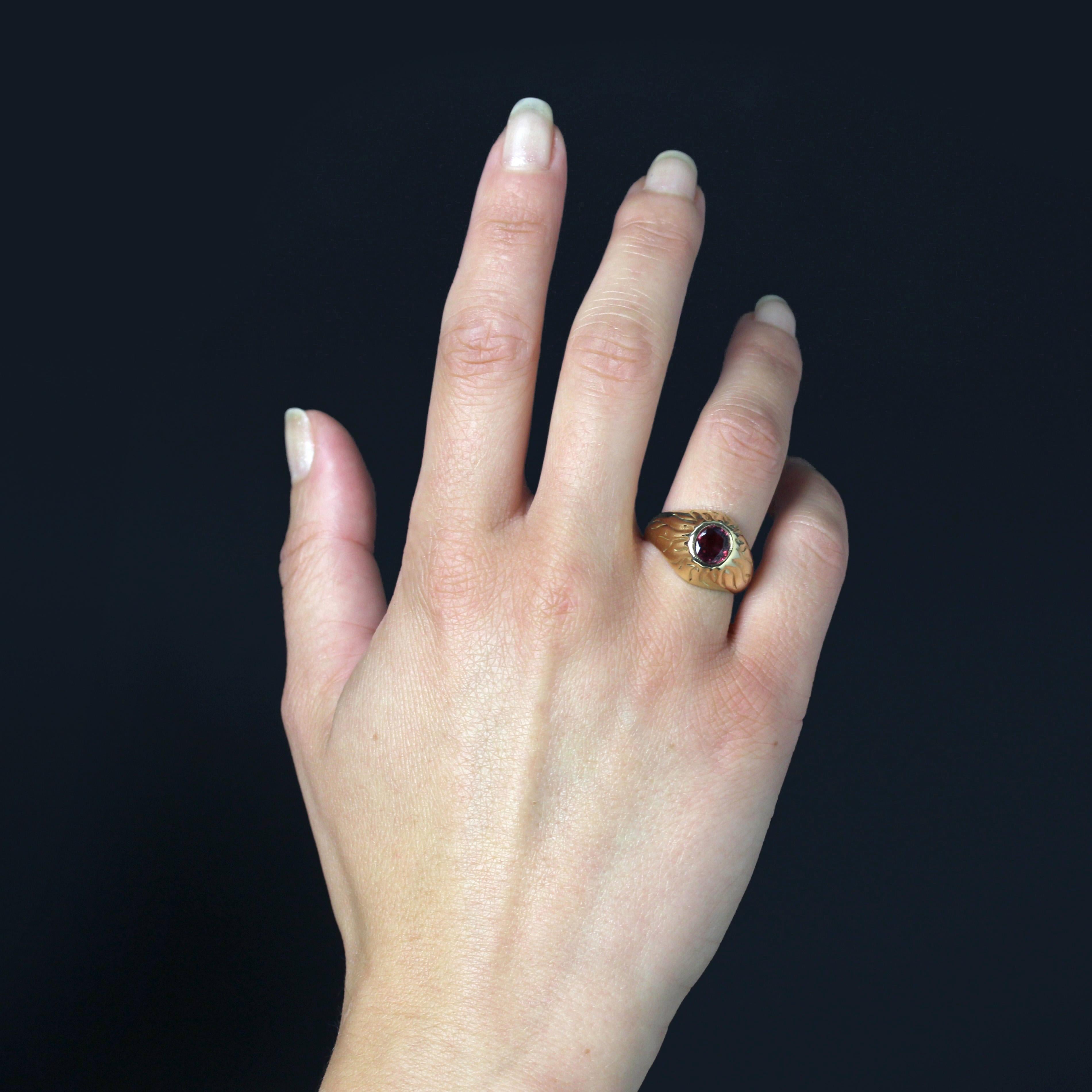 Taglio ovale Anello francese anni '80 in oro giallo 18 carati con rubino in vendita