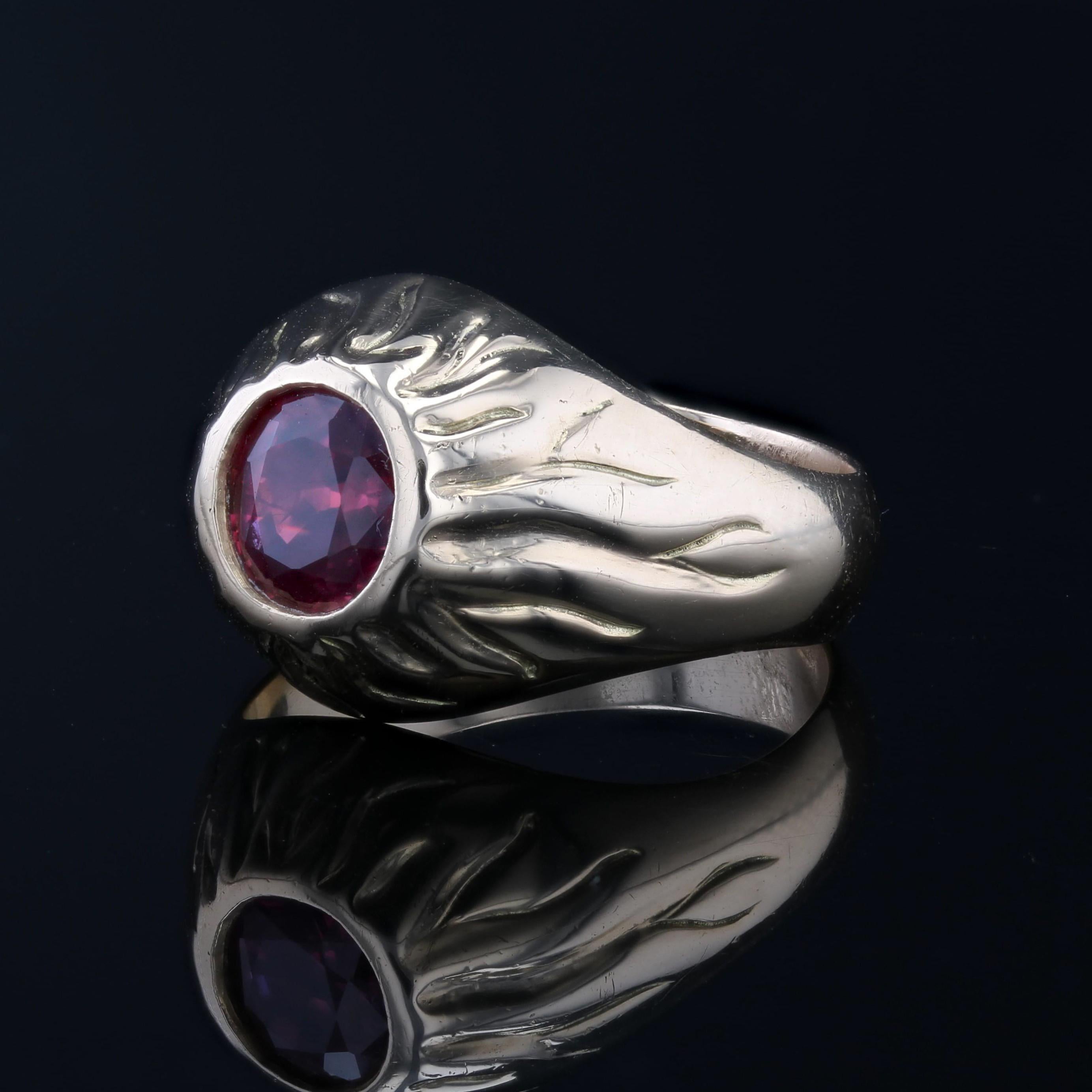 Anello francese anni '80 in oro giallo 18 carati con rubino in vendita 1