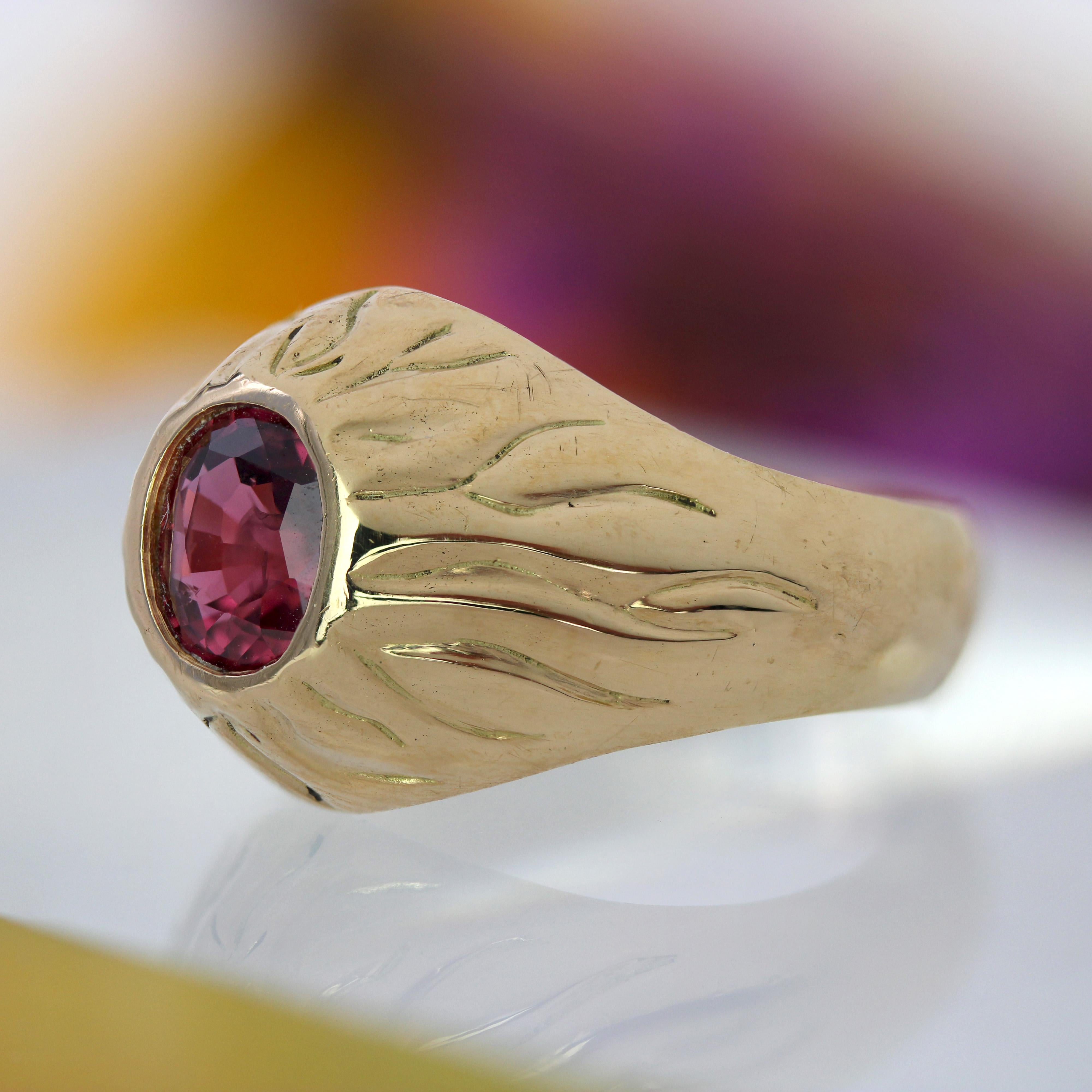 Anello francese anni '80 in oro giallo 18 carati con rubino in vendita 2