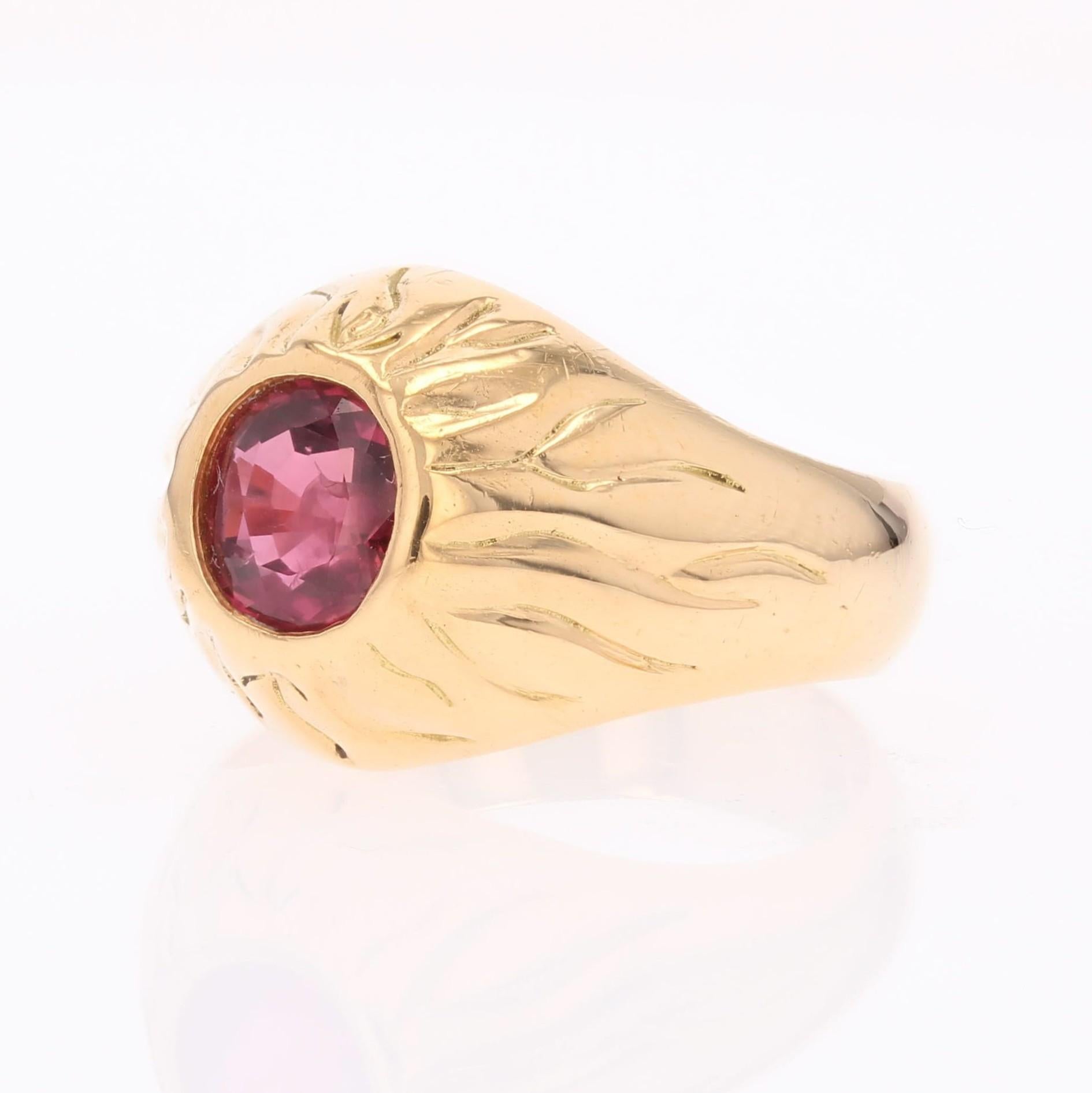 Anello francese anni '80 in oro giallo 18 carati con rubino in vendita 3