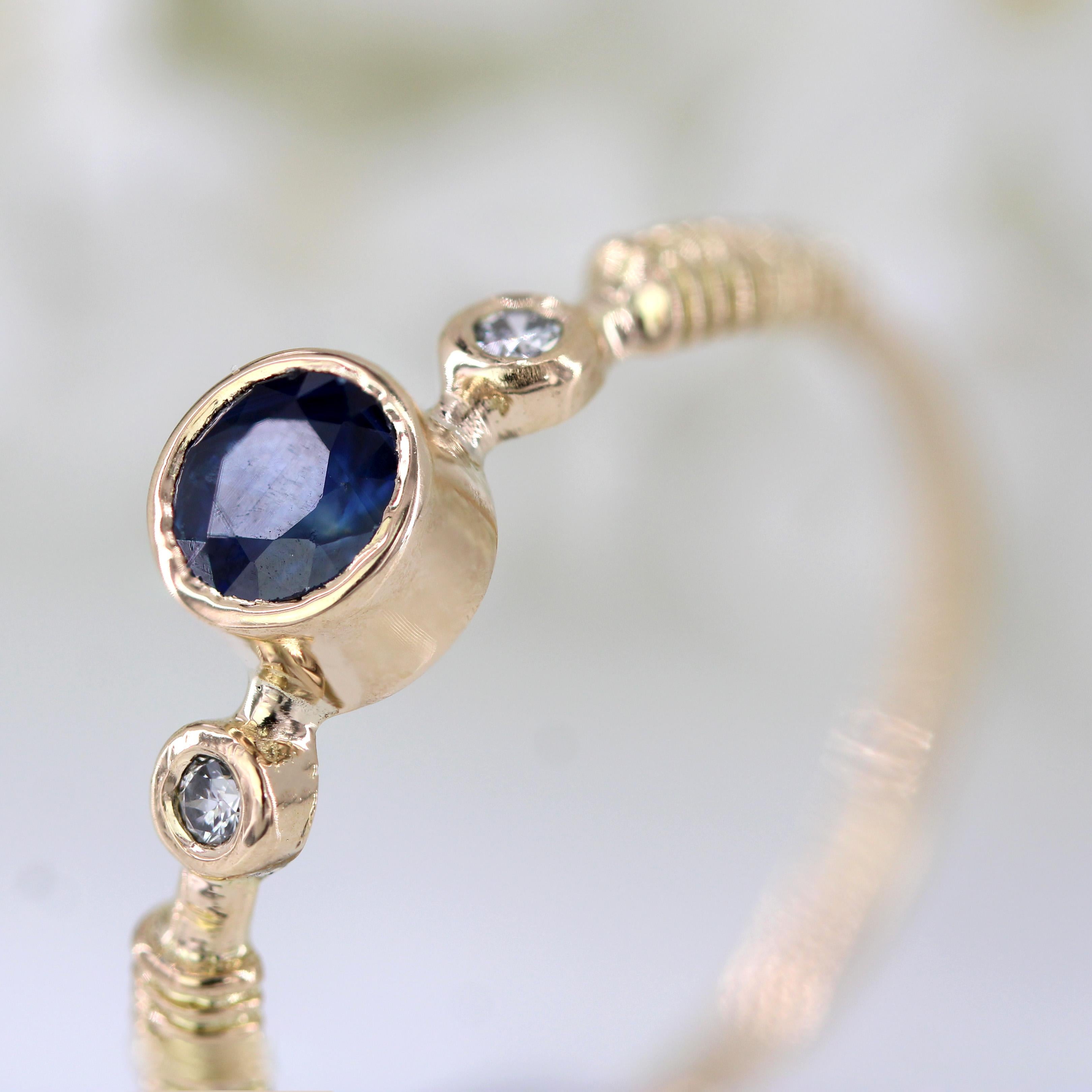 Bague française des années 1980 en or jaune 18 carats, saphir et diamants en vente 4