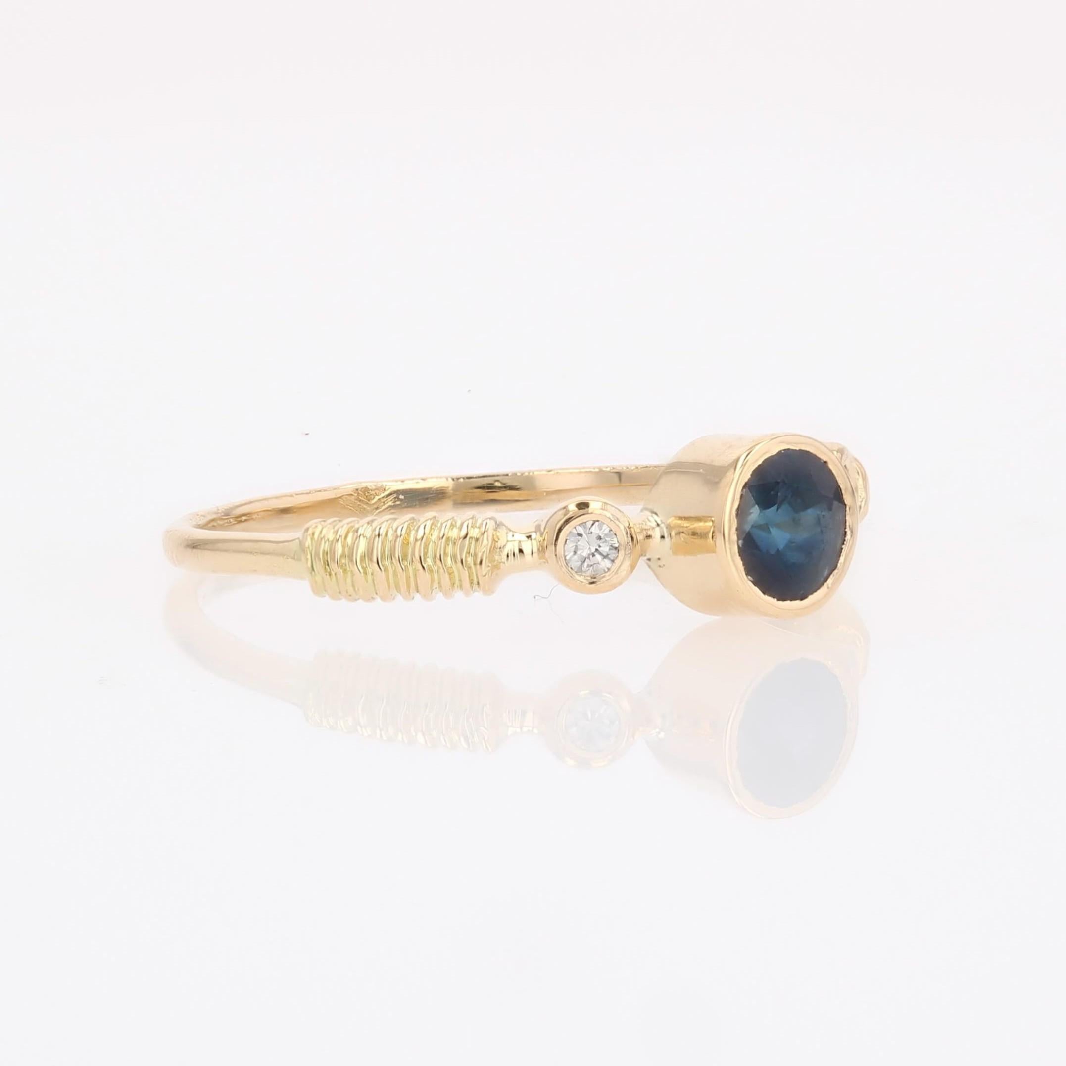 Bague française des années 1980 en or jaune 18 carats, saphir et diamants en vente 5