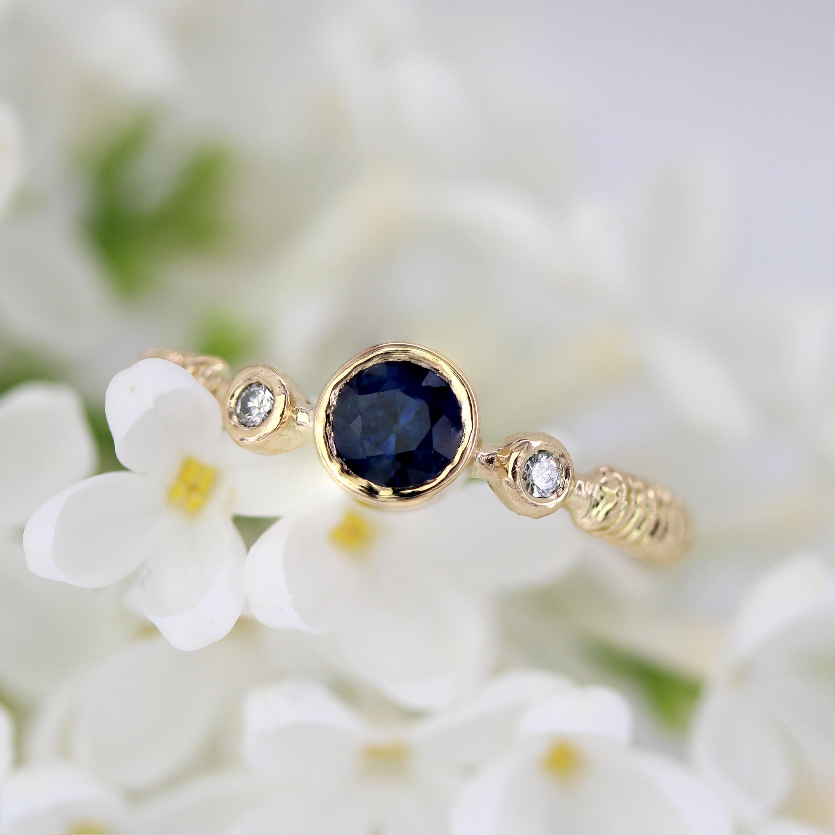 Bague française des années 1980 en or jaune 18 carats, saphir et diamants en vente 6