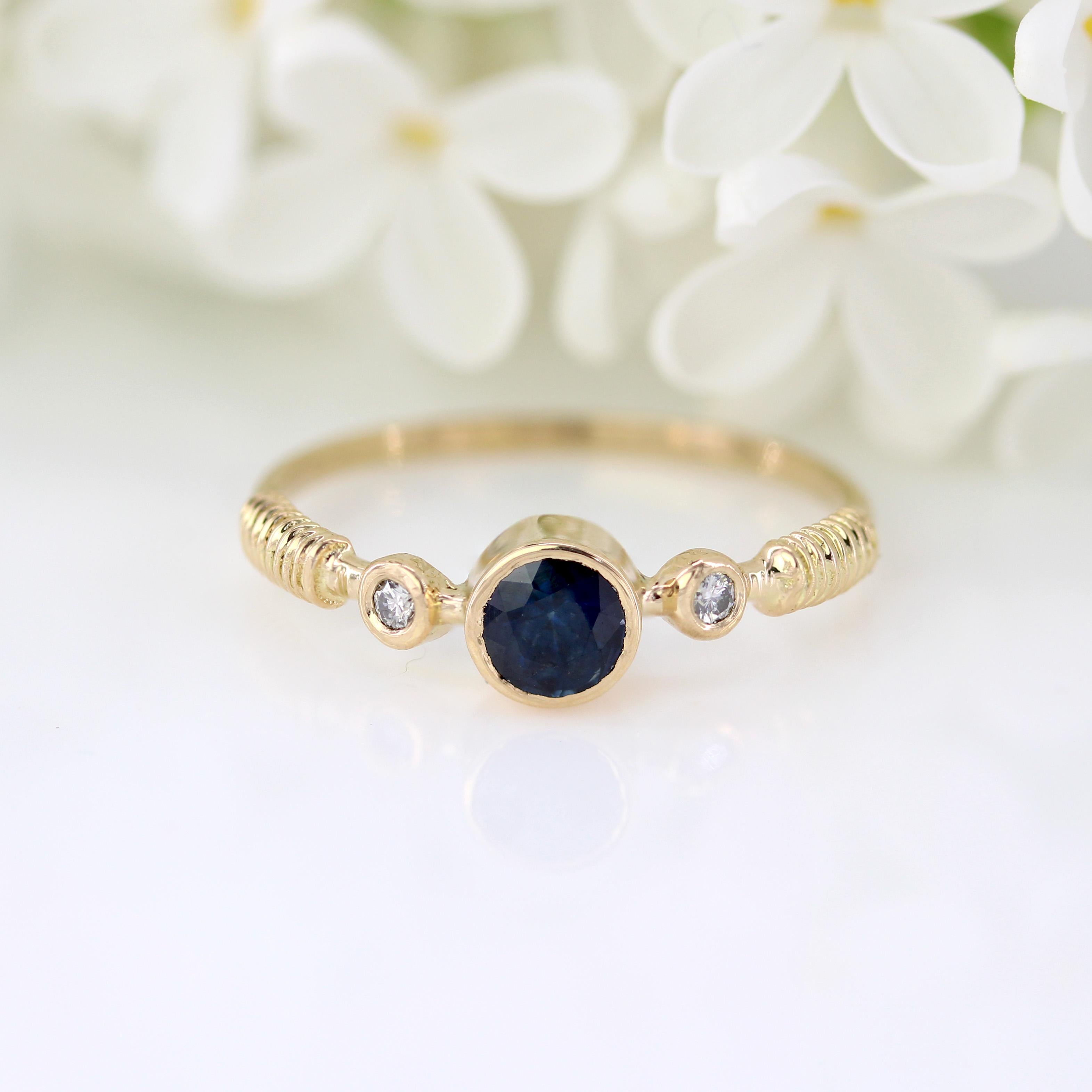 Rétro Bague française des années 1980 en or jaune 18 carats, saphir et diamants en vente