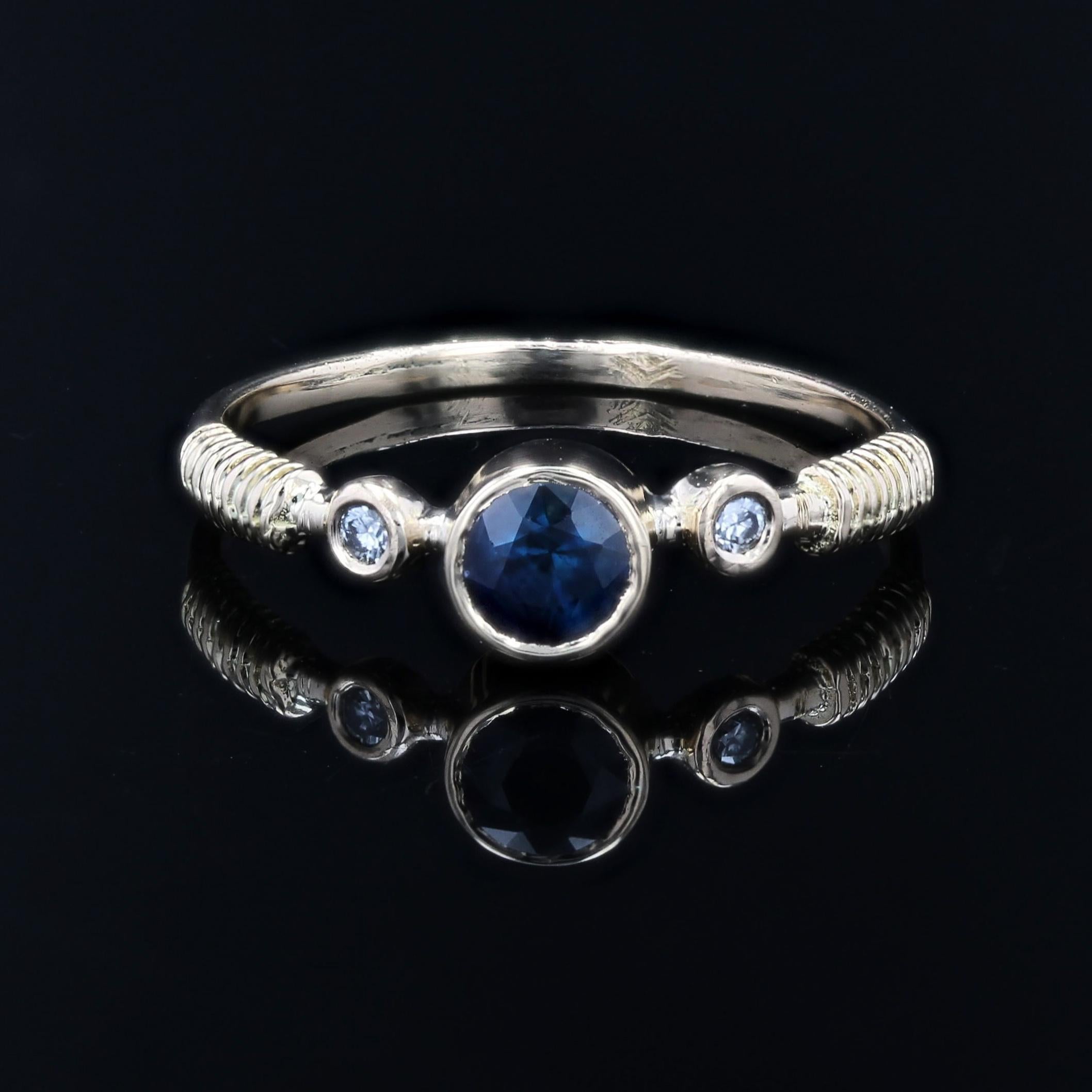 Bague française des années 1980 en or jaune 18 carats, saphir et diamants Bon état - En vente à Poitiers, FR